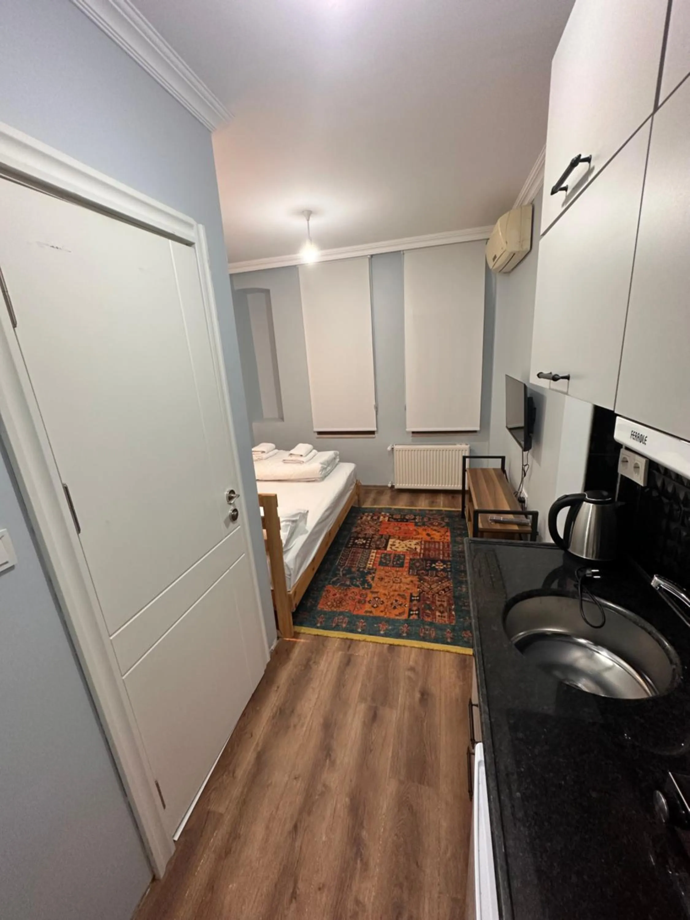 Photo of the whole room, Bed in Beans House Suite 8-26