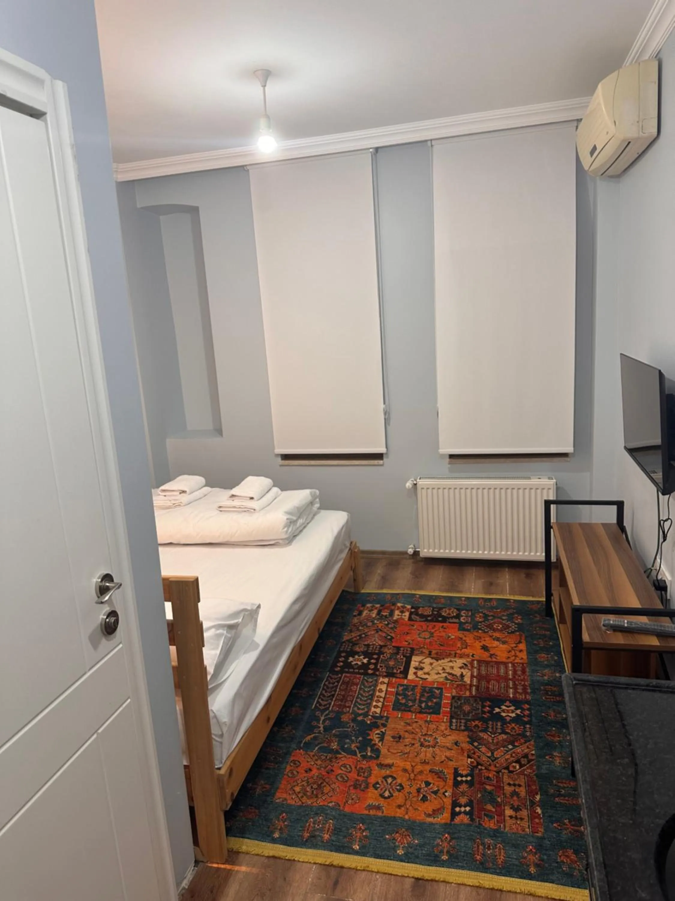 Photo of the whole room, Bed in Beans House Suite 8-26