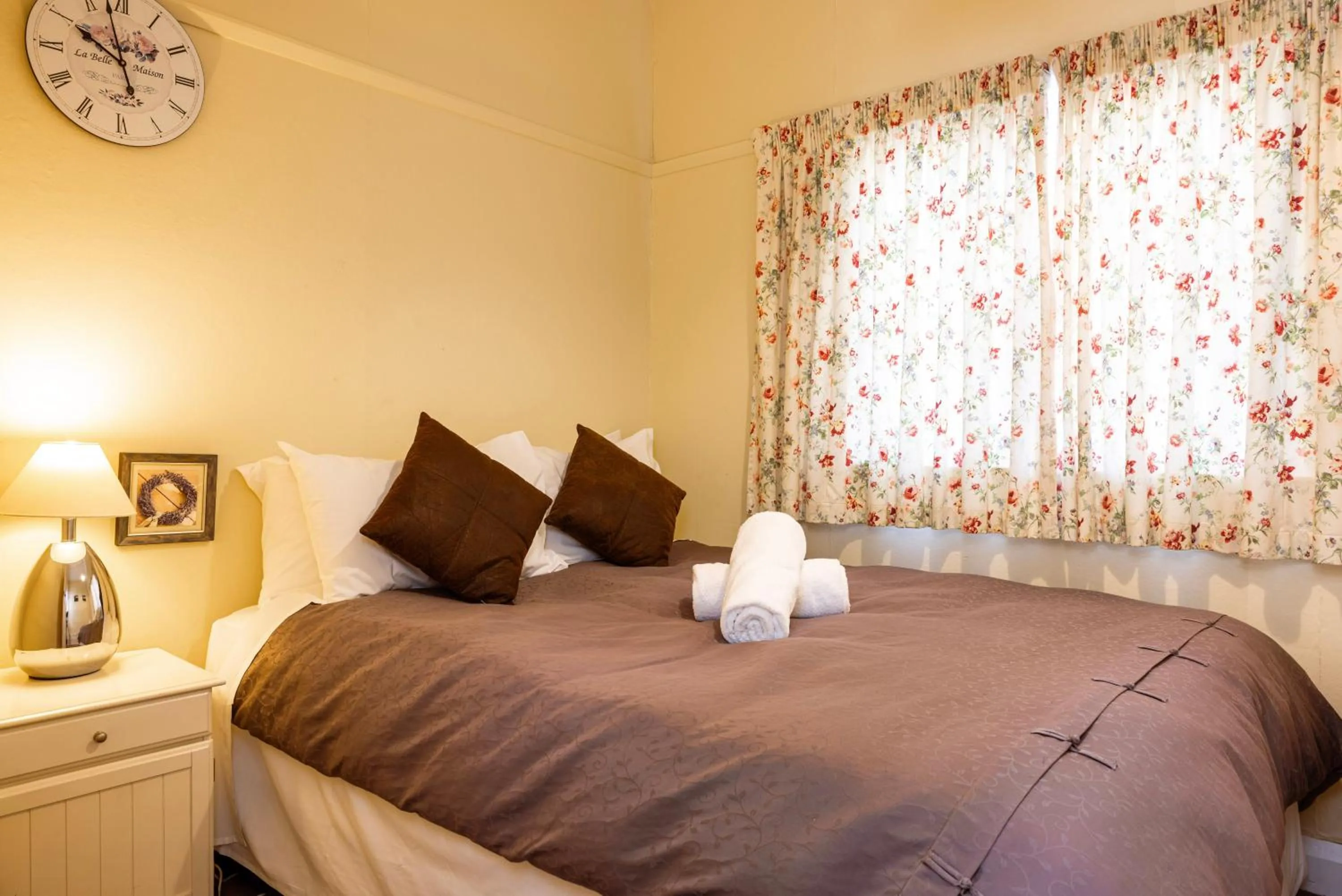 Bed in Tekapo1929 Lakefront Villa