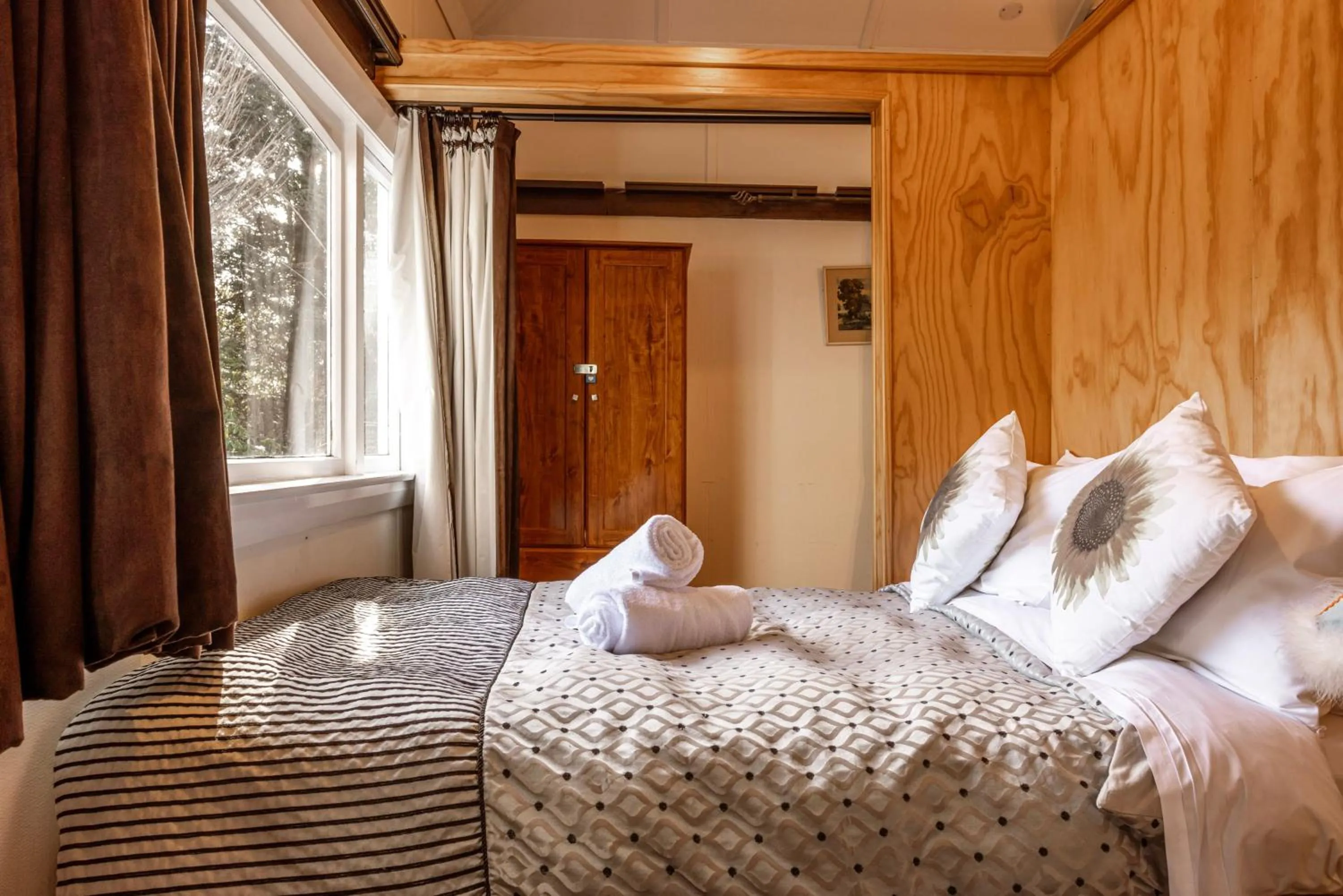 Bed in Tekapo1929 Lakefront Villa