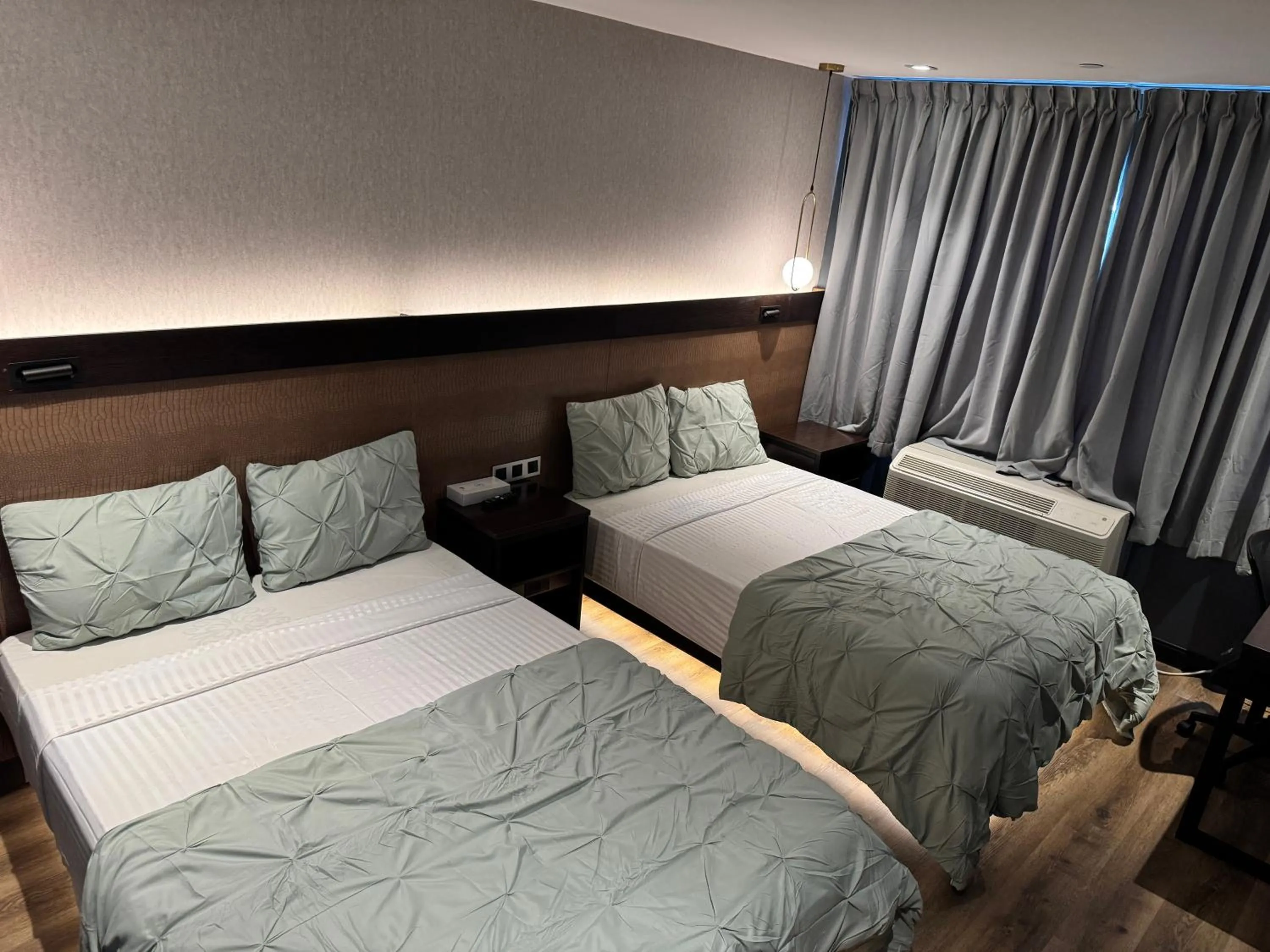 Bedroom, Bed in Hotel Mirage Brooklyn