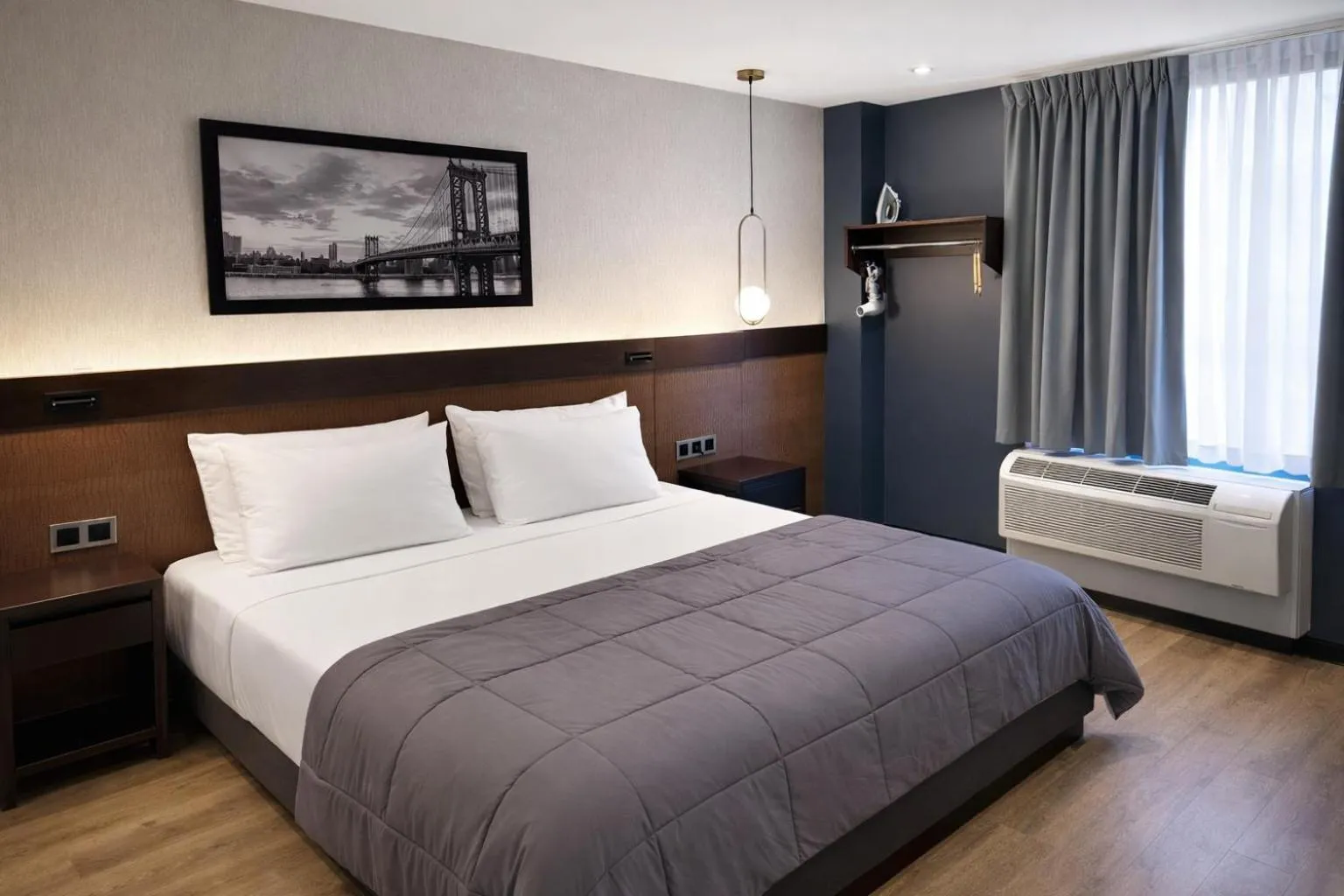 Bed in Hotel Mirage Brooklyn