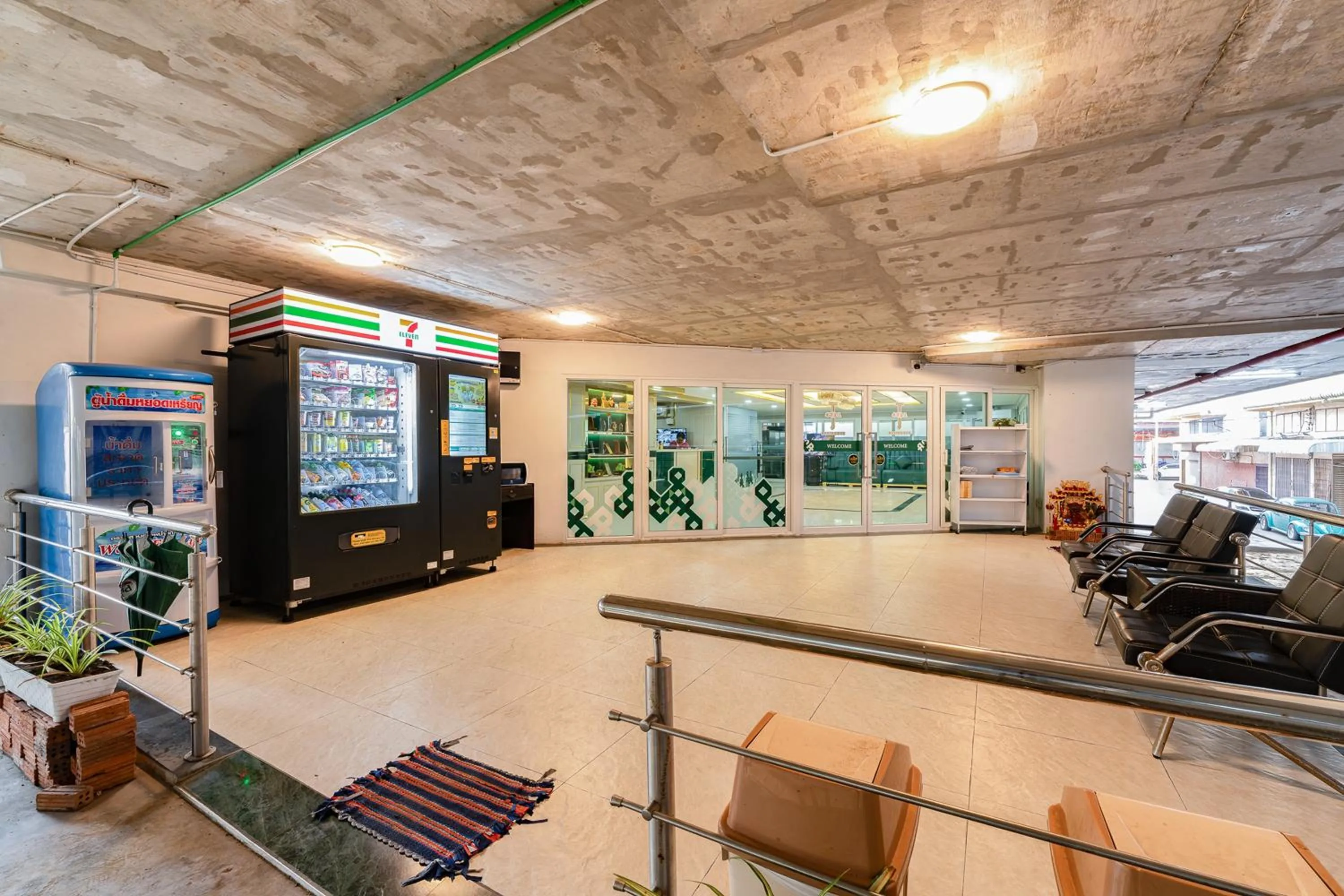 Seating area in TJ 4711 Residence