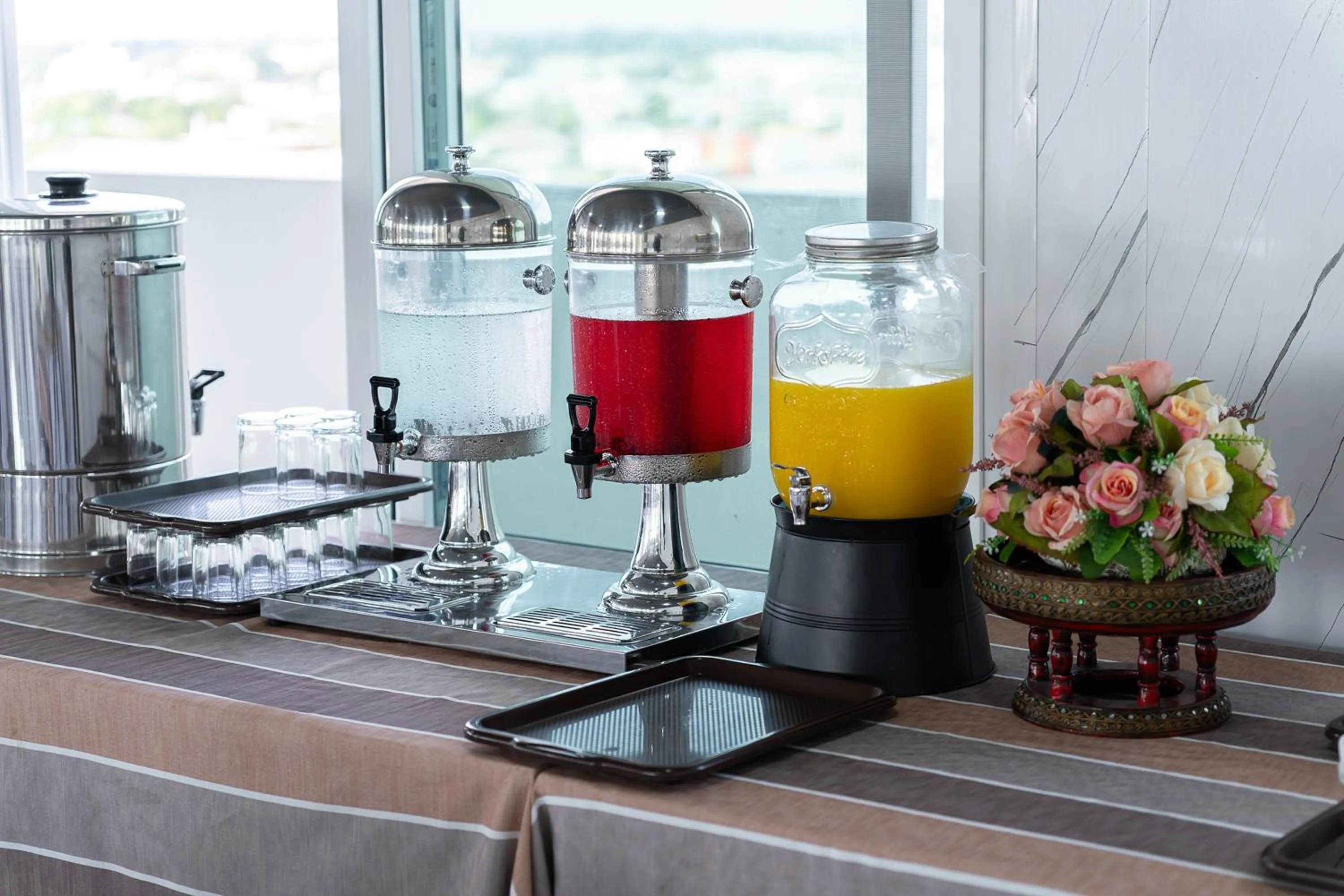 Drinks in TJ 4711 Residence