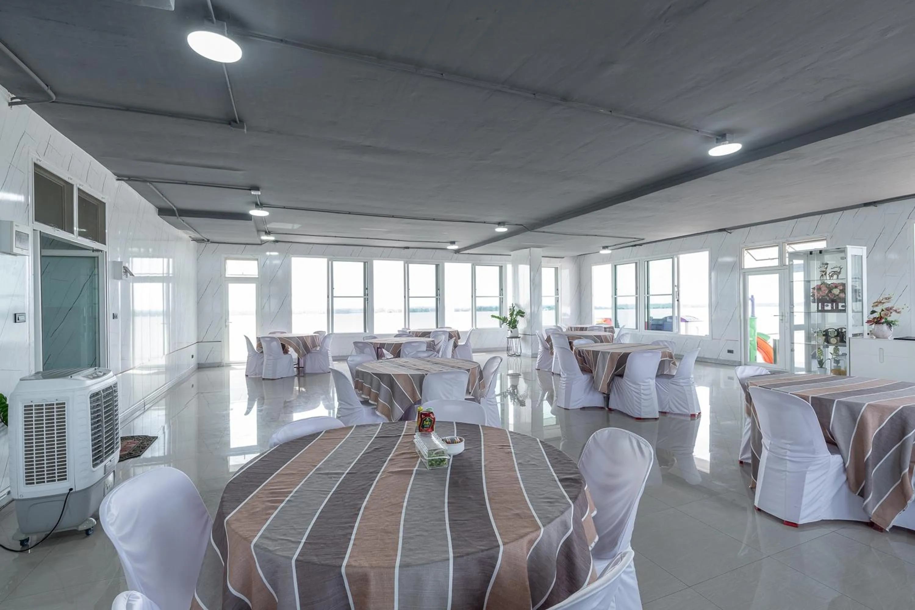 Restaurant/places to eat in TJ 4711 Residence