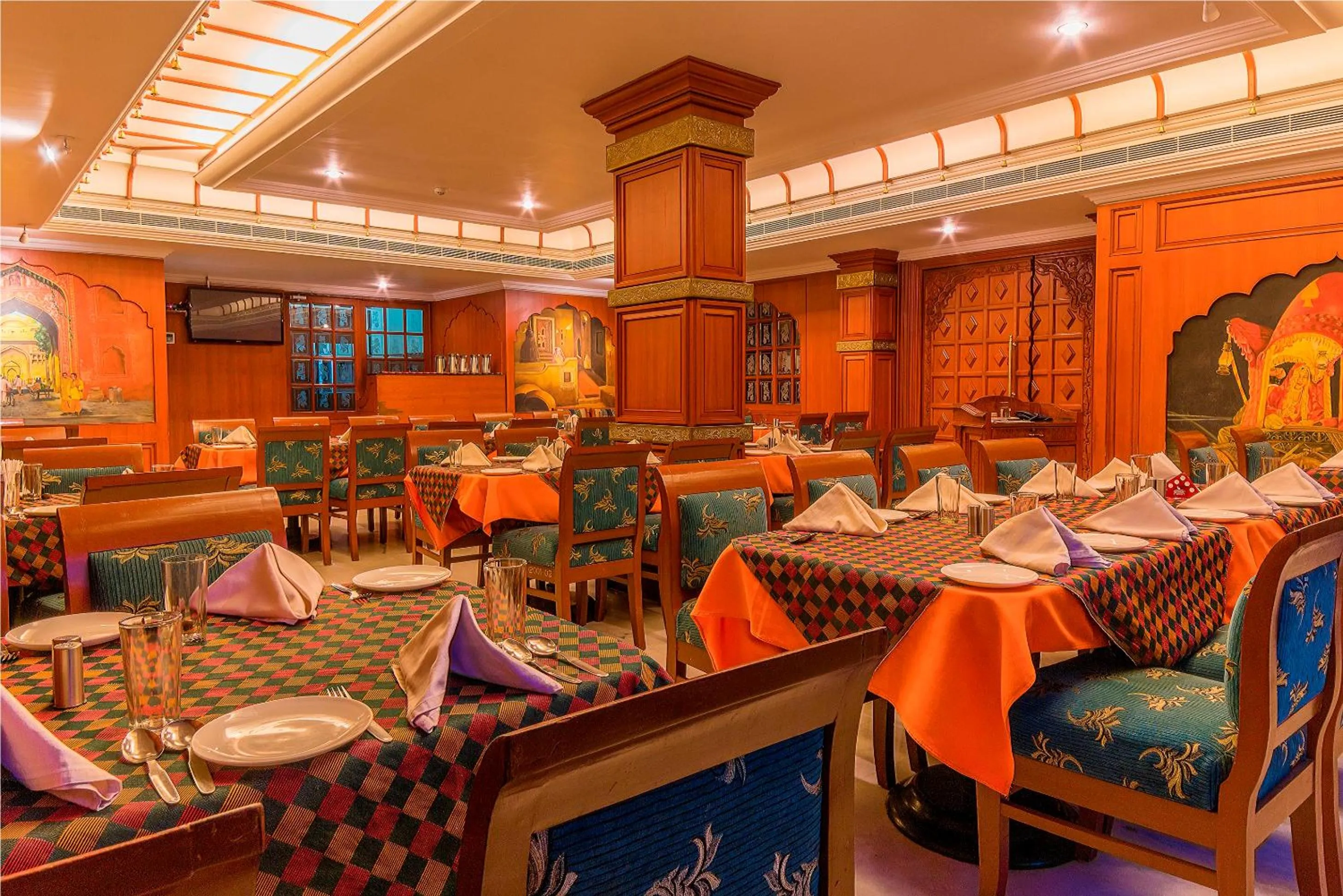 Restaurant/places to eat in Hotel Annamalai International