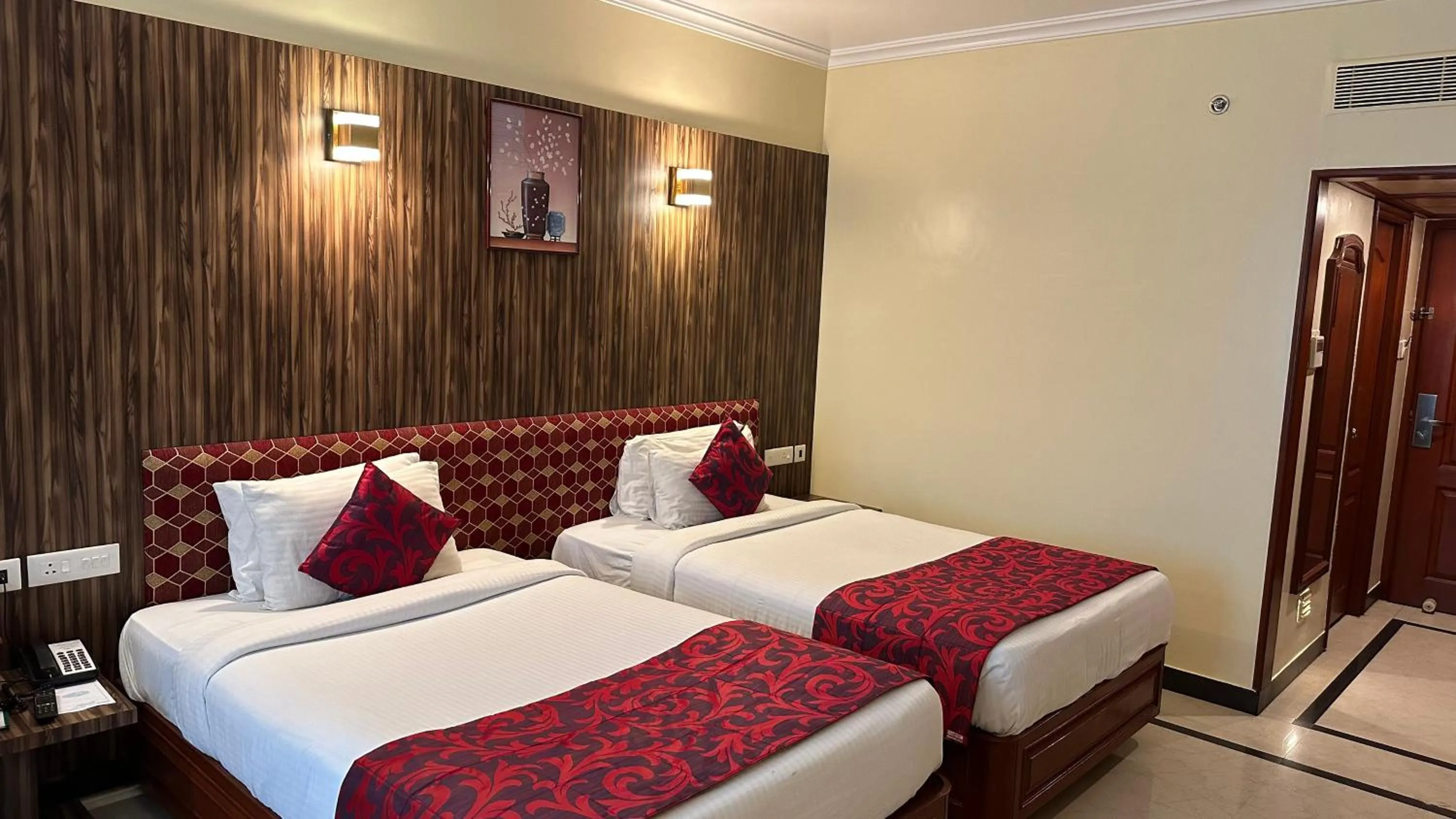 Bed in Hotel Annamalai International