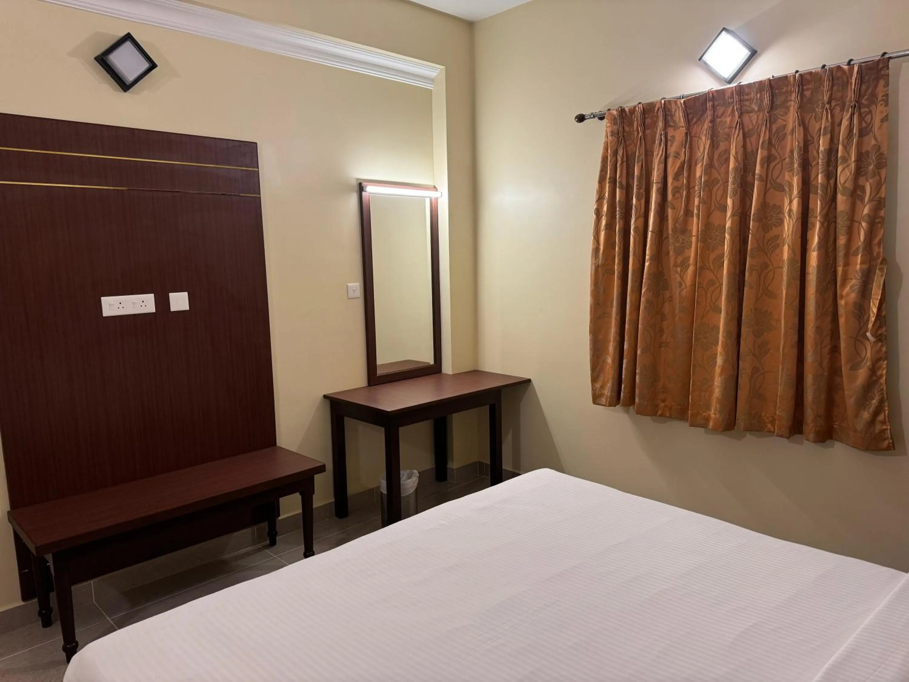 Bed in Hotel Annamalai International