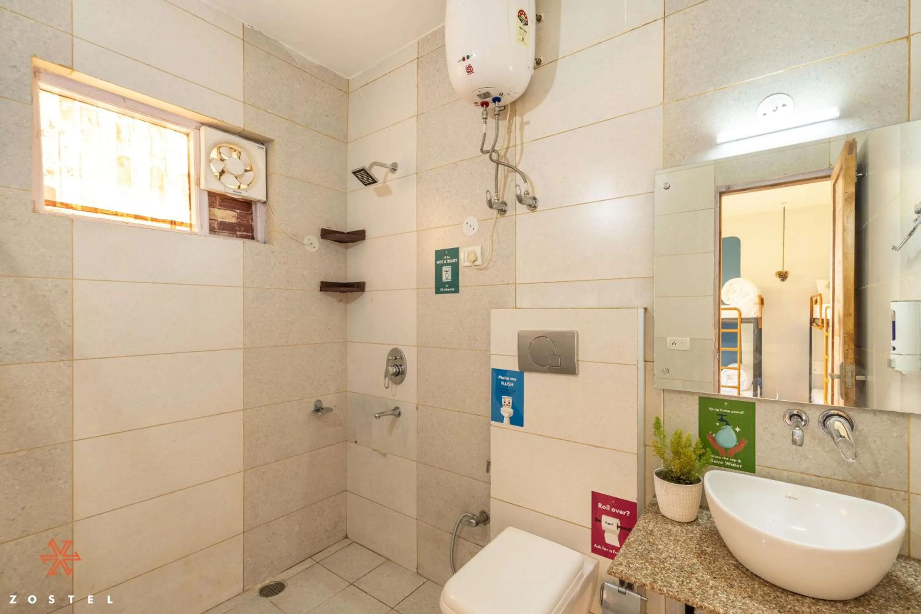 Toilet in Zostel Shoja, Jibhi