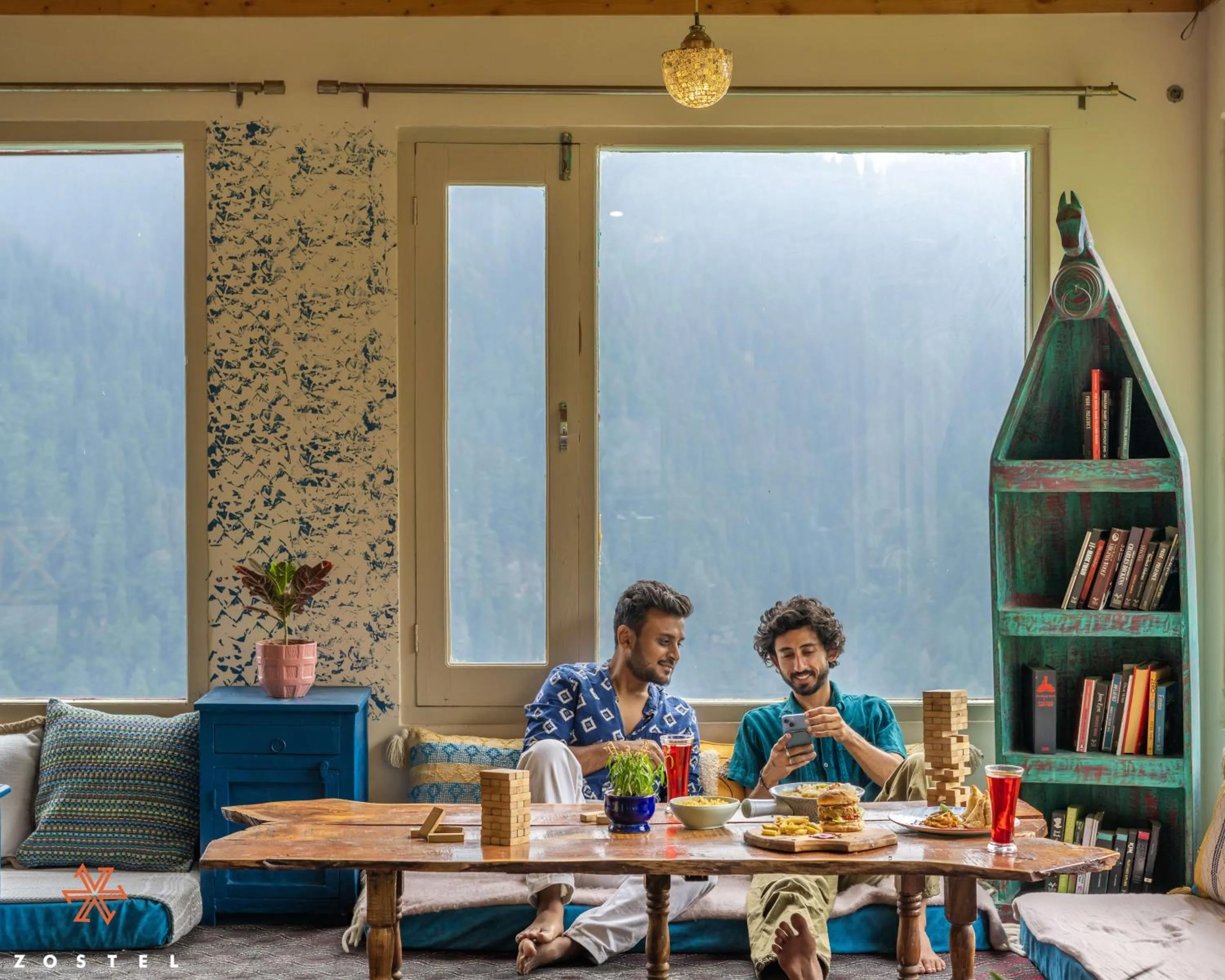 Living room in Zostel Shoja, Jibhi