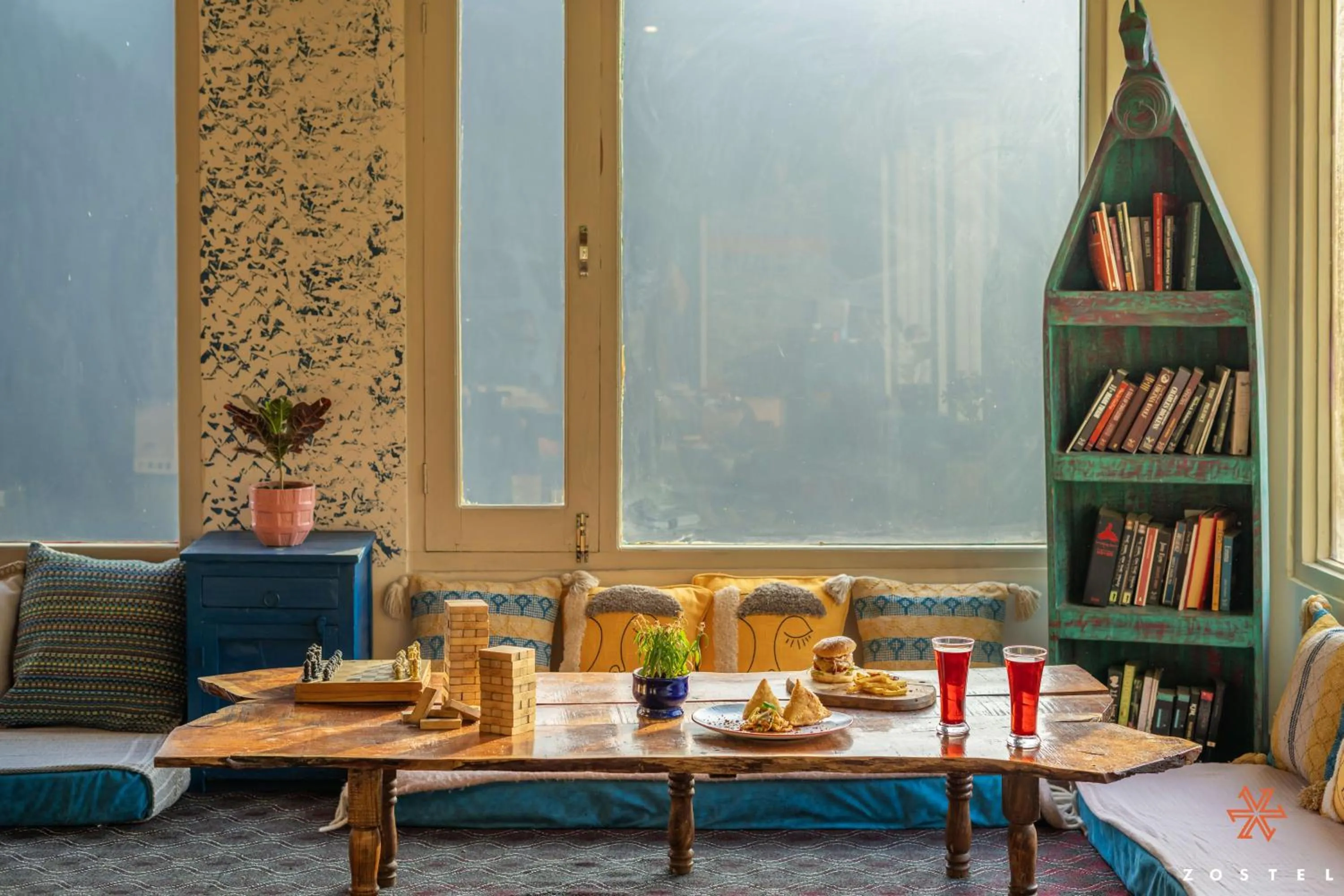 Living room in Zostel Shoja, Jibhi