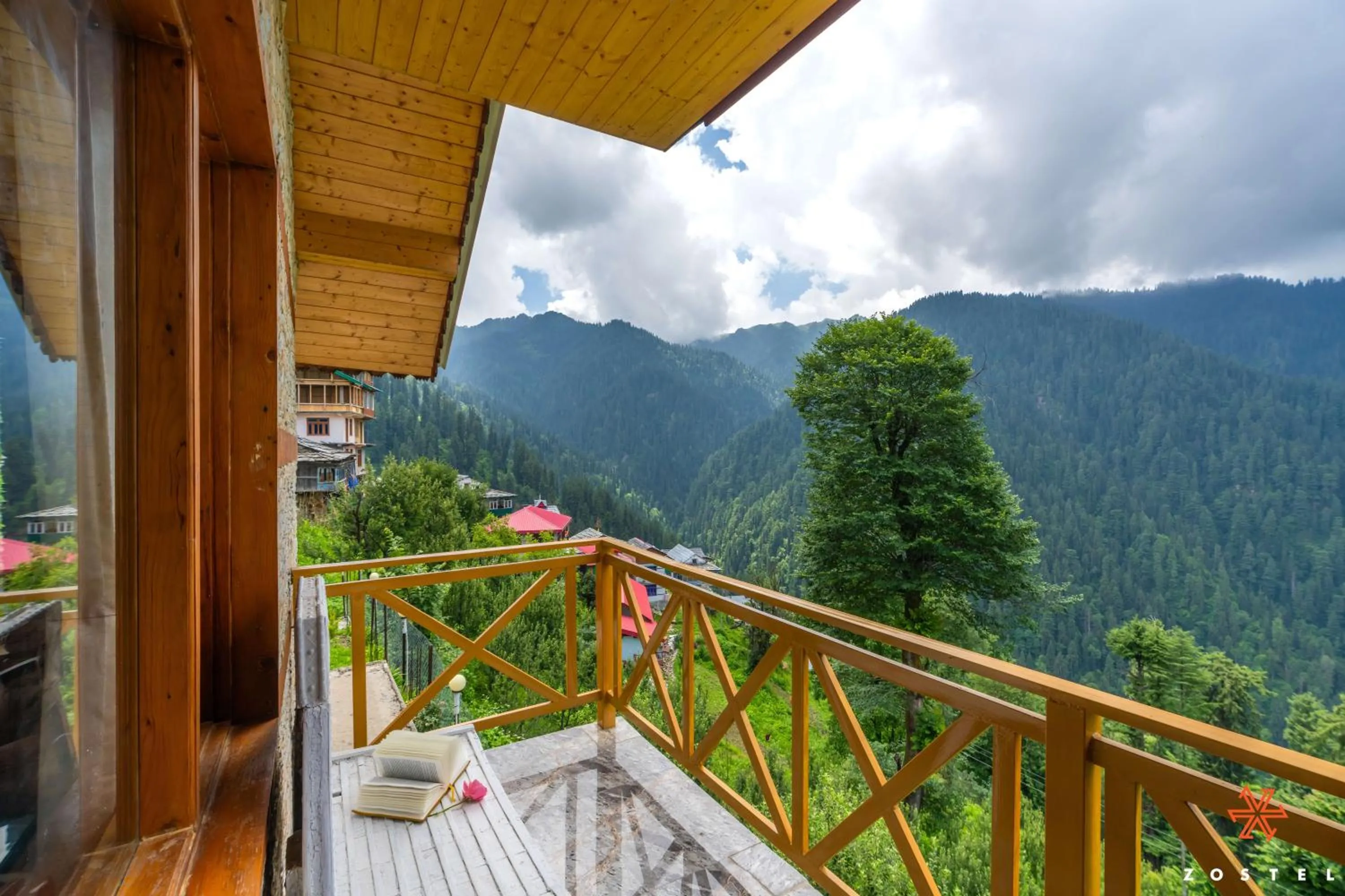 Balcony/Terrace in Zostel Shoja, Jibhi