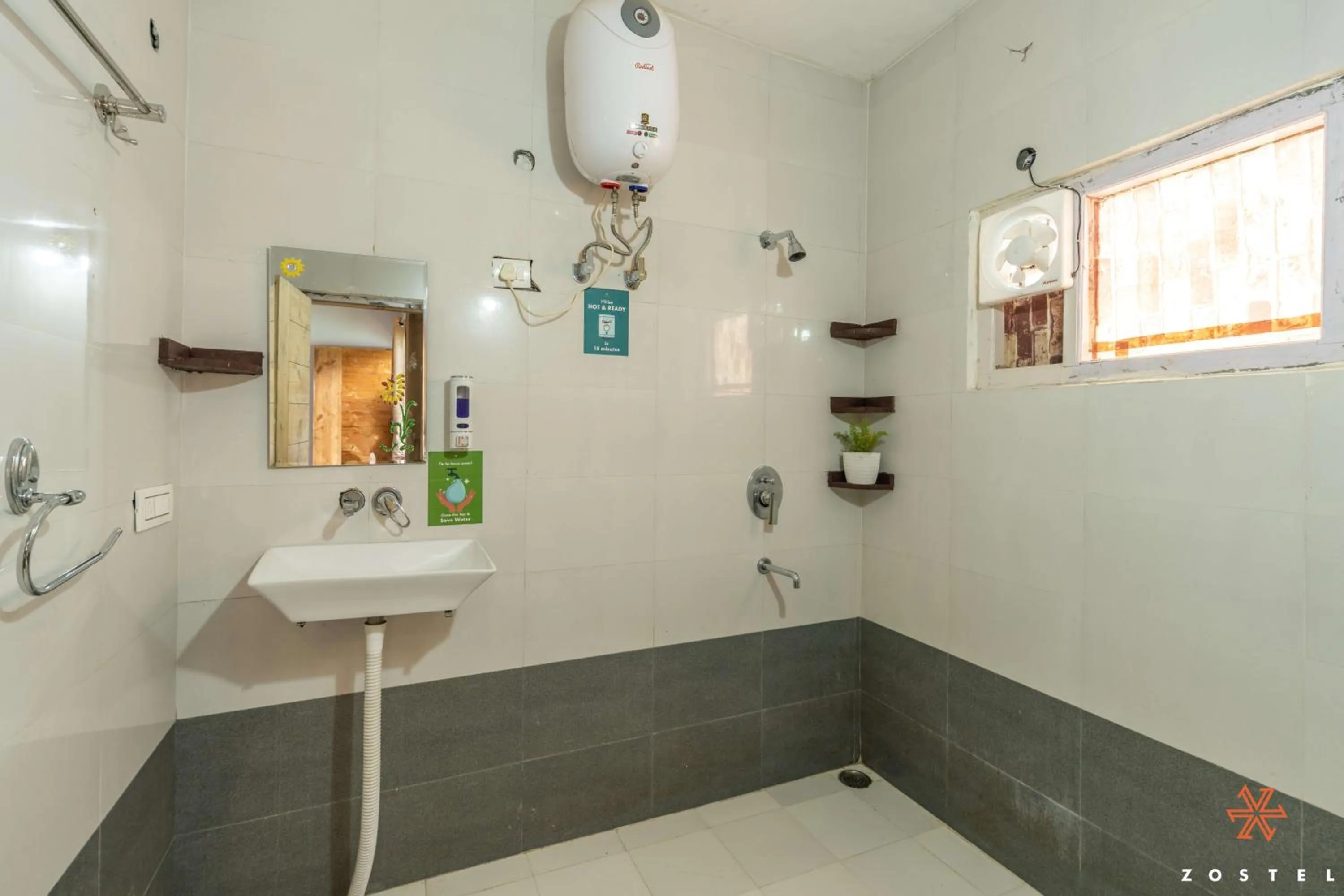 Shower in Zostel Shoja, Jibhi