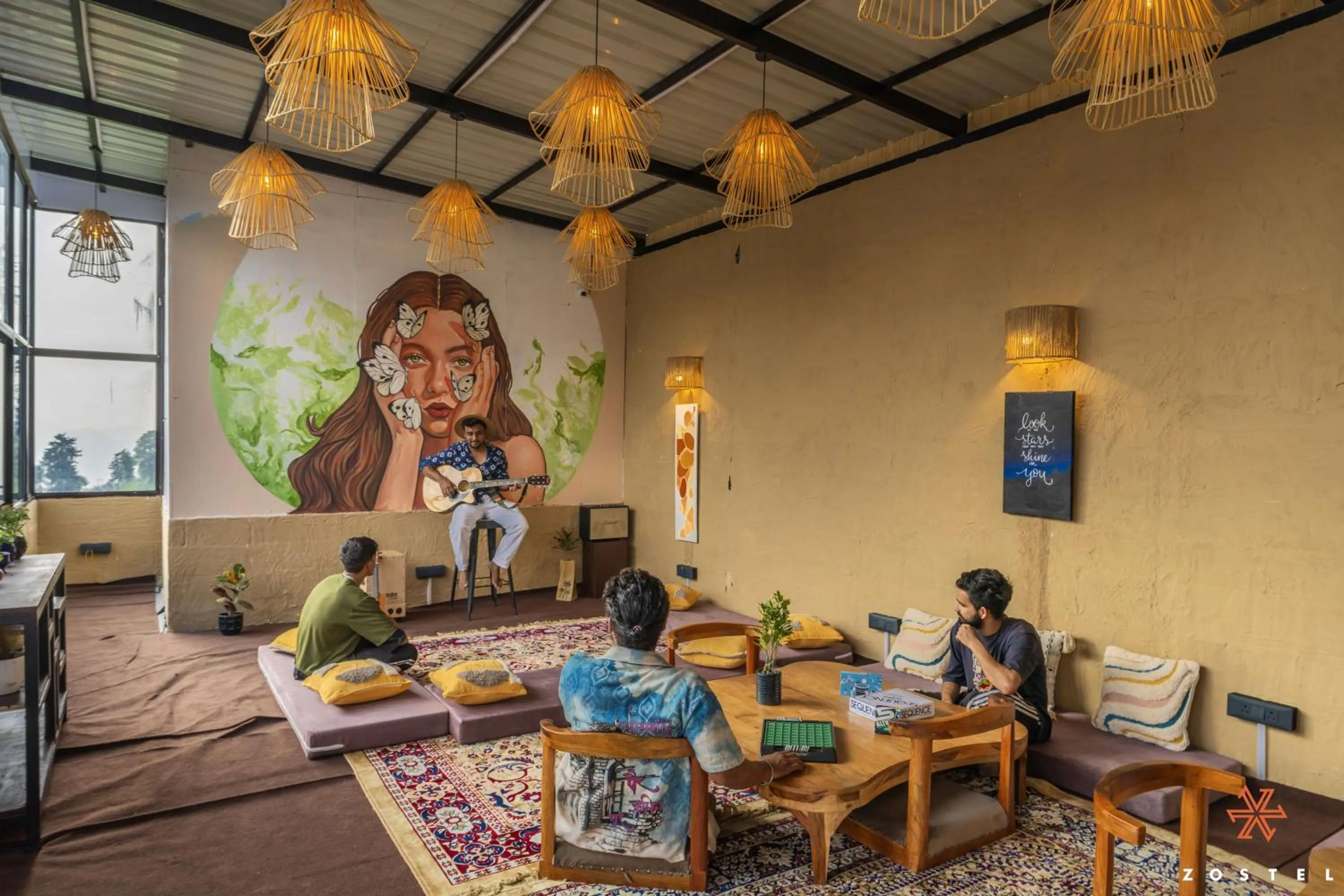 Living room in Zostel Shoja, Jibhi