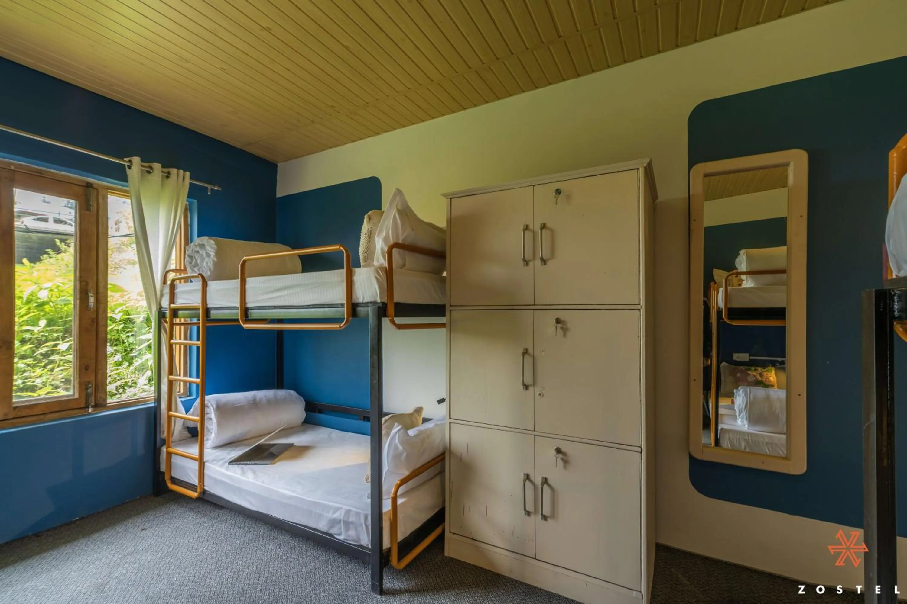 Bed in Zostel Shoja, Jibhi