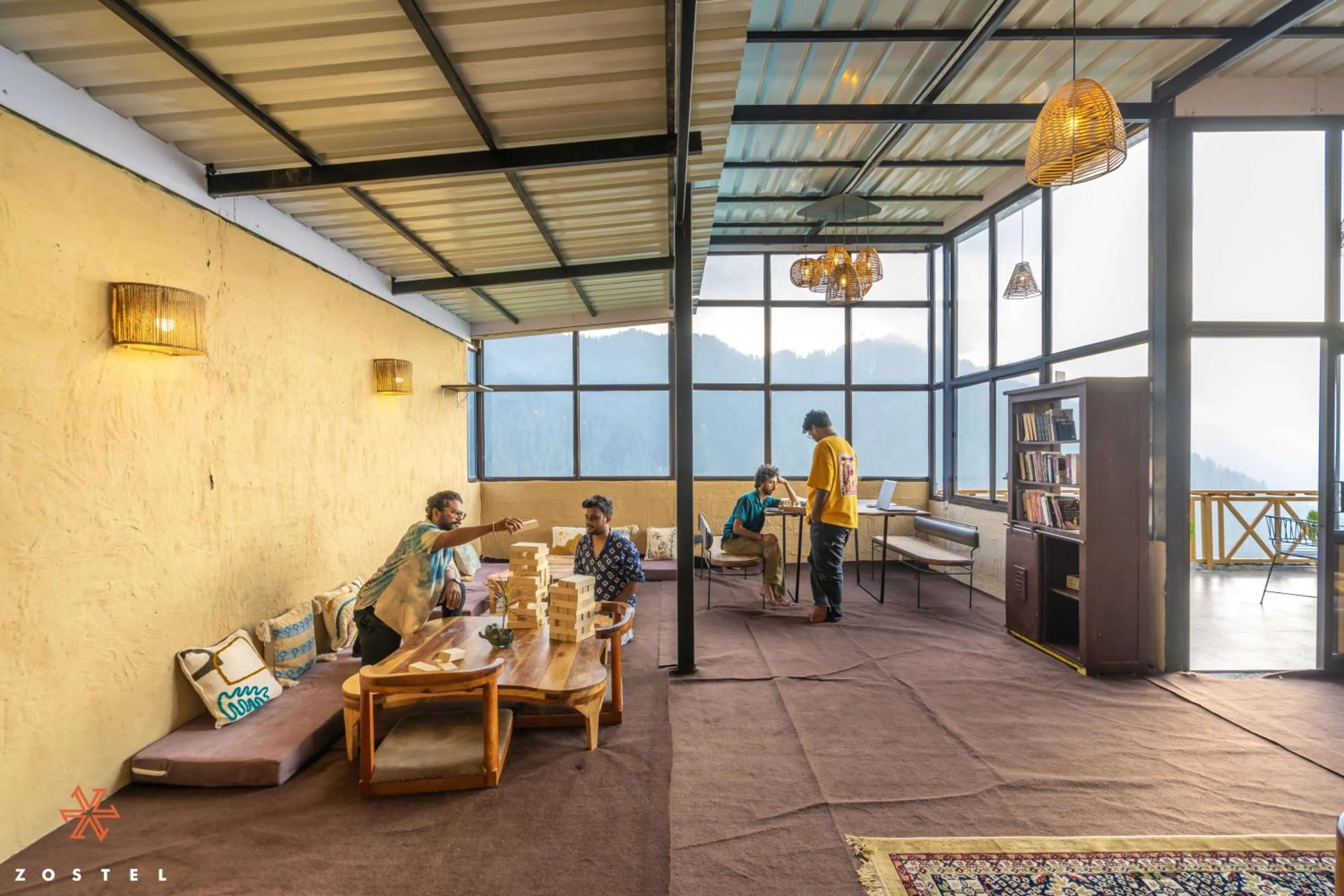 Living room in Zostel Shoja, Jibhi