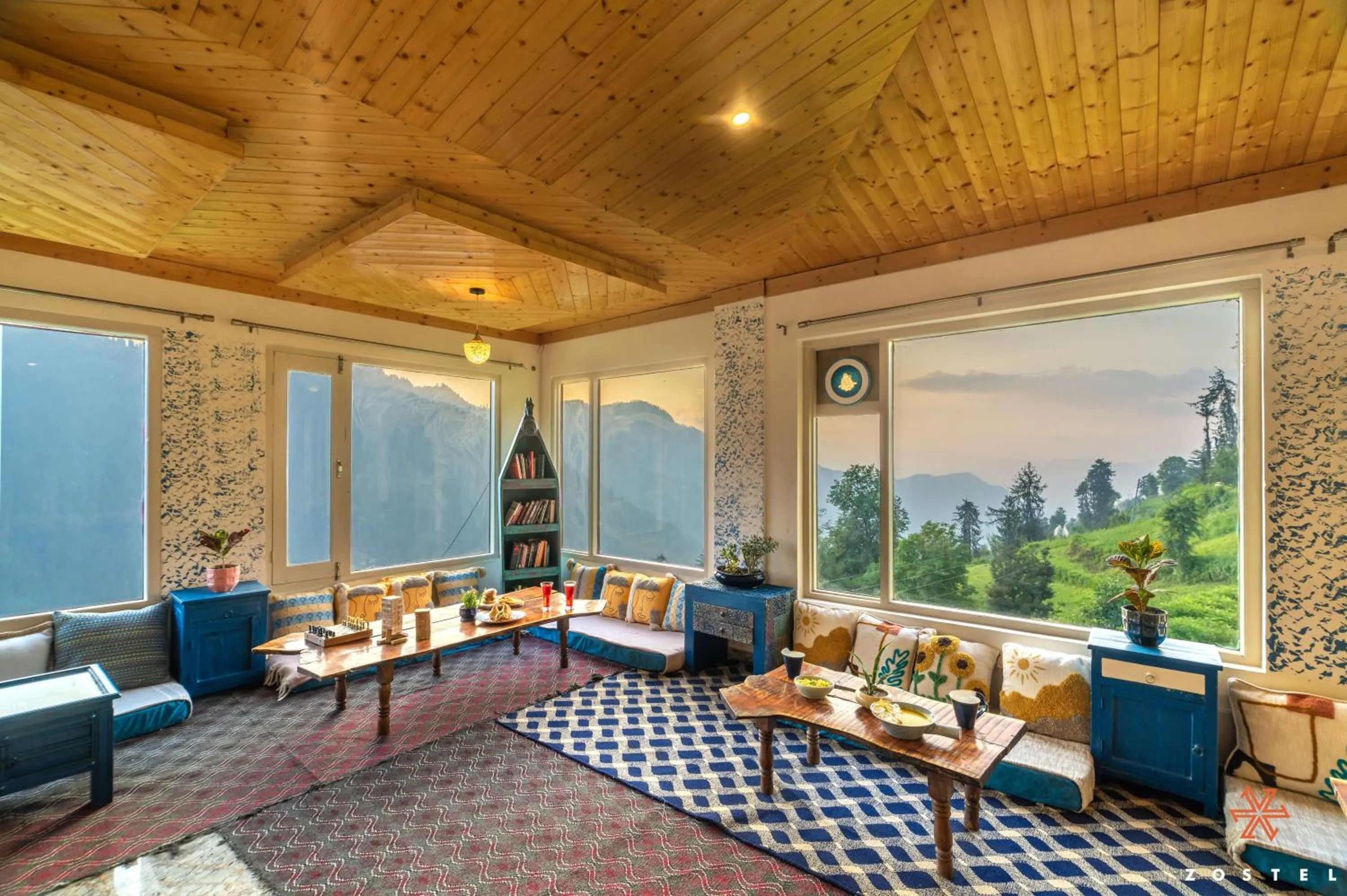 Living room in Zostel Shoja, Jibhi