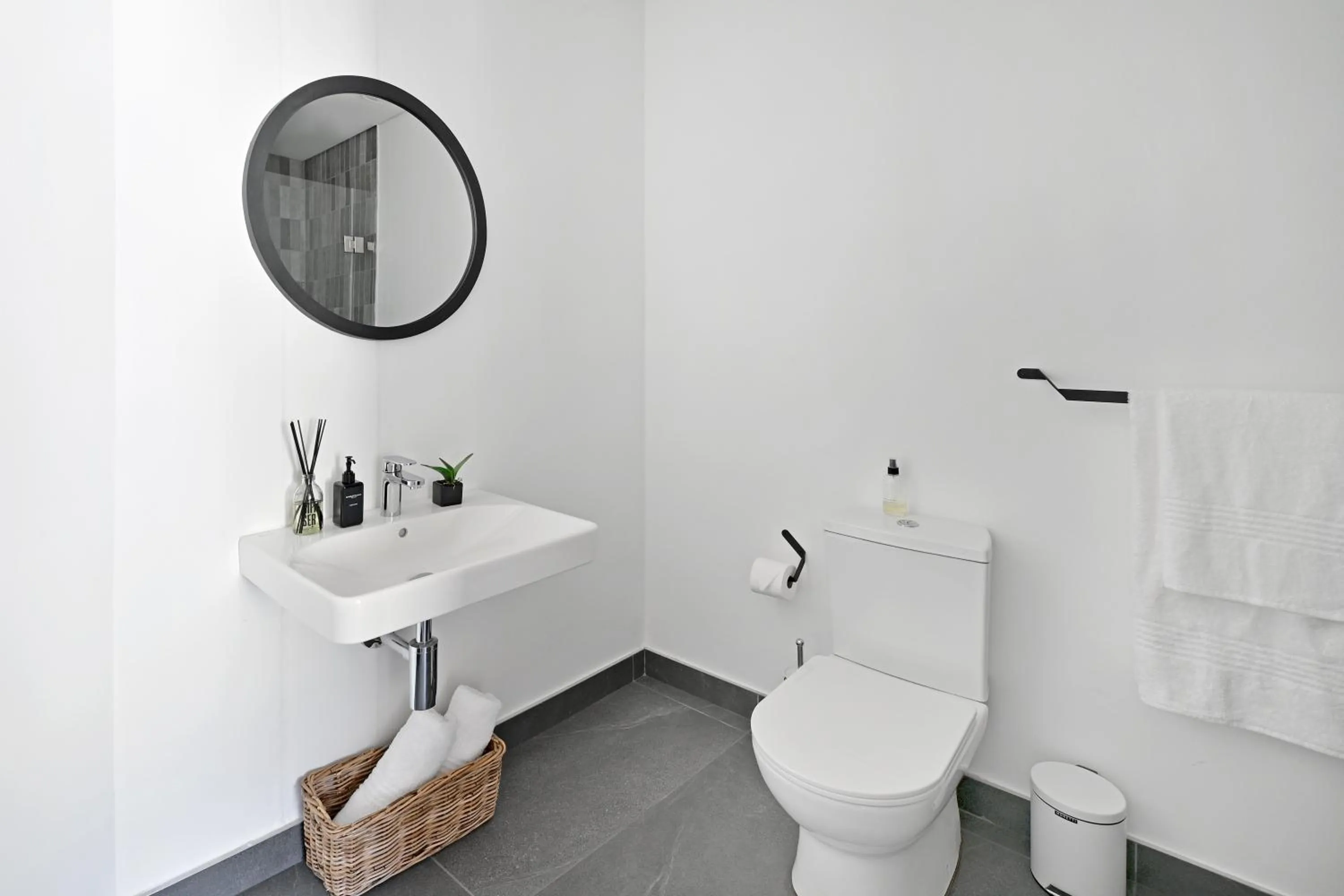 Toilet in EIGHTY2 ON M - Fluent Serviced Apartments