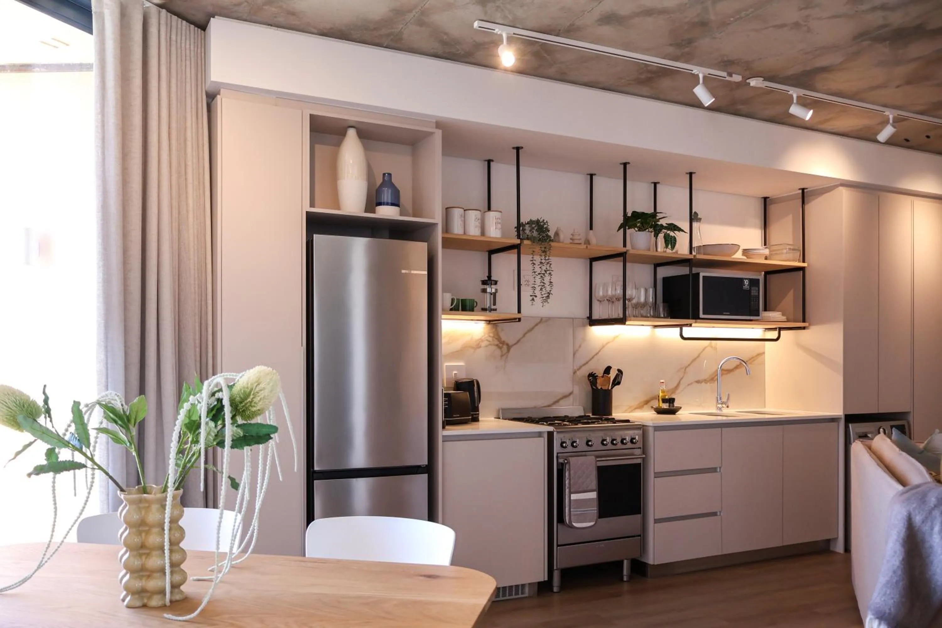 Kitchen or kitchenette in EIGHTY2 ON M - Fluent Serviced Apartments