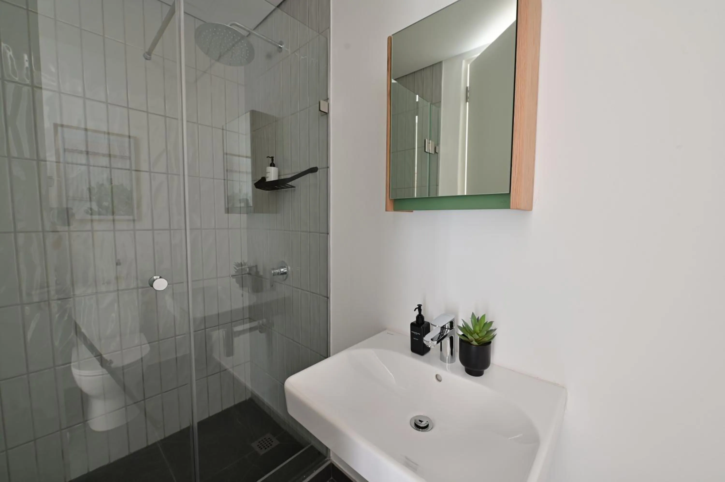 Shower in EIGHTY2 ON M - Fluent Serviced Apartments