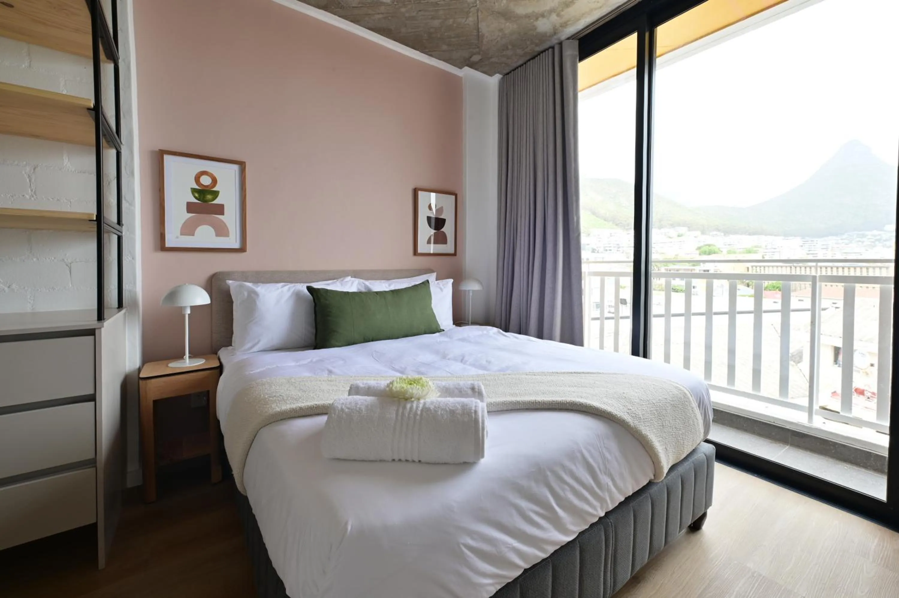 Bed in EIGHTY2 ON M - Fluent Serviced Apartments