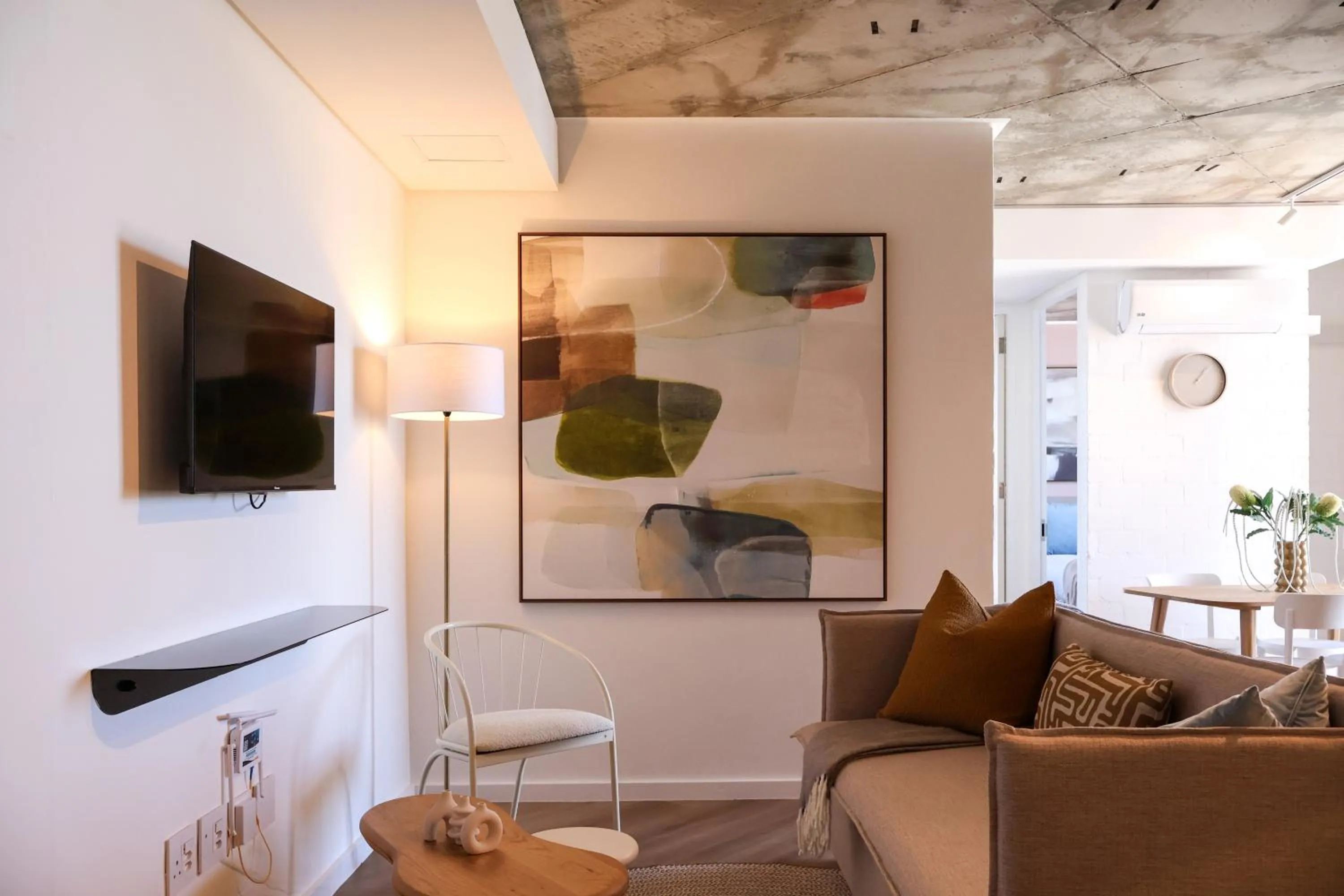 TV and multimedia in EIGHTY2 ON M - Fluent Serviced Apartments