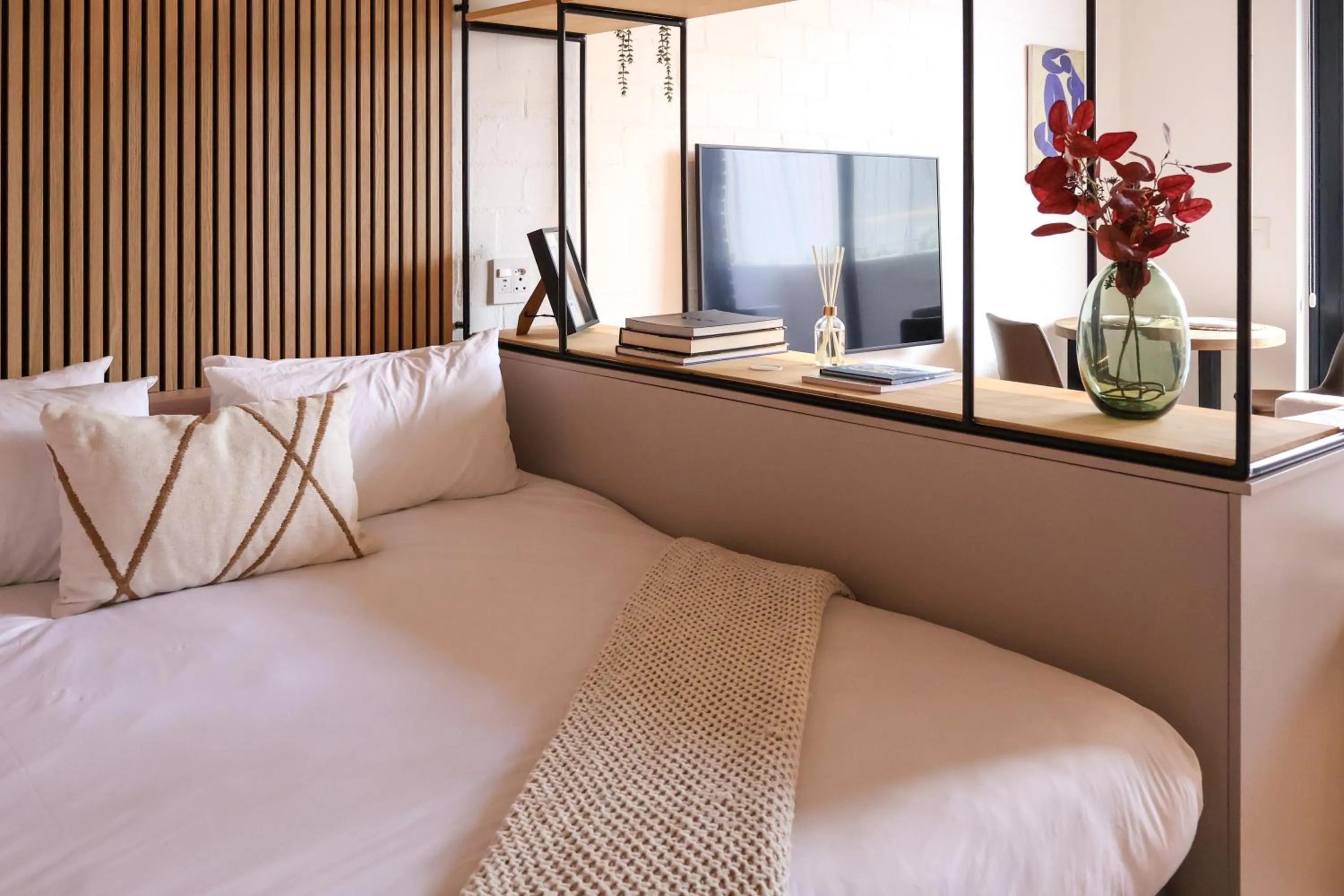 Bed in EIGHTY2 ON M - Fluent Serviced Apartments