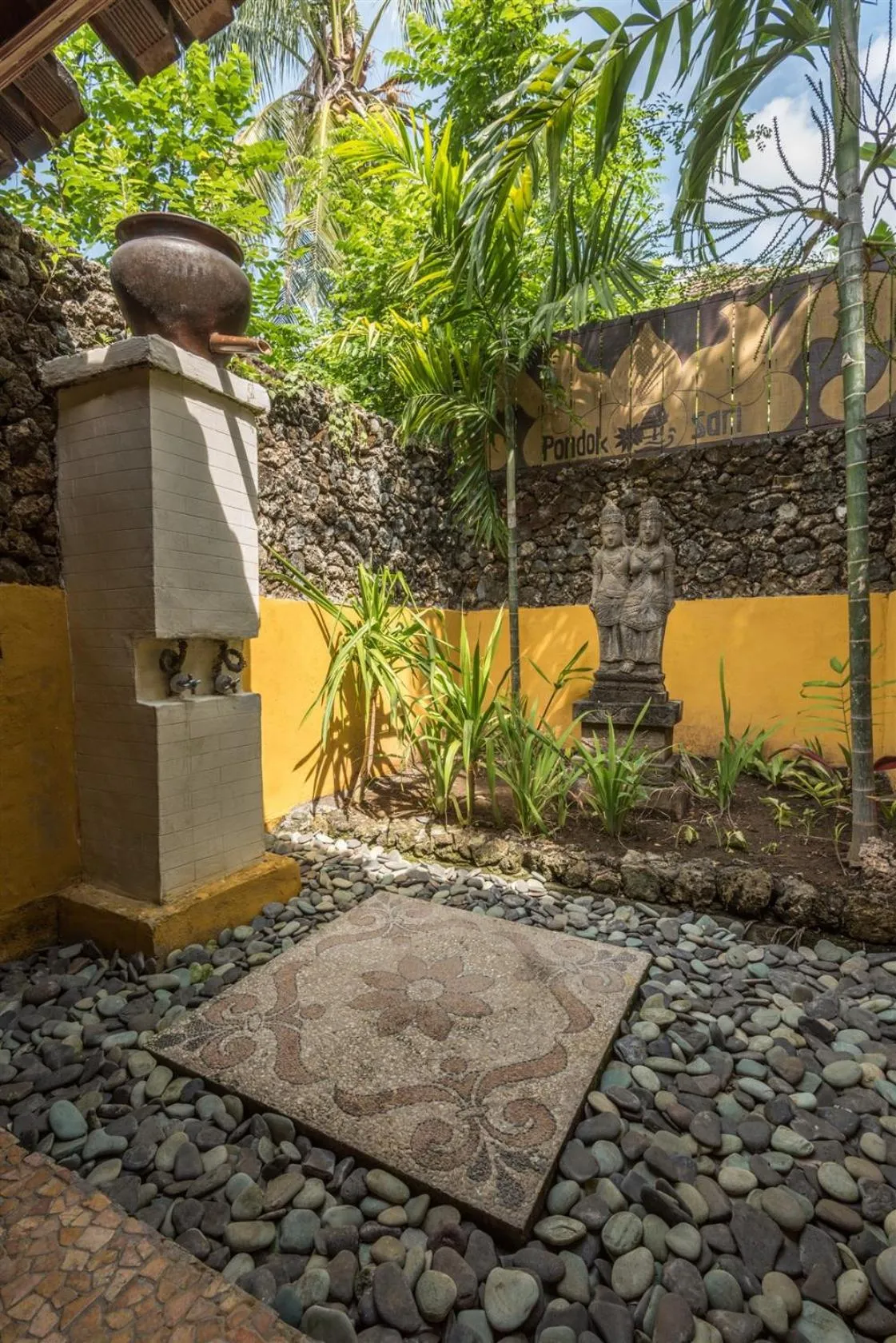 Shower in Hotel Pondok Sari Beach & SPA Resort