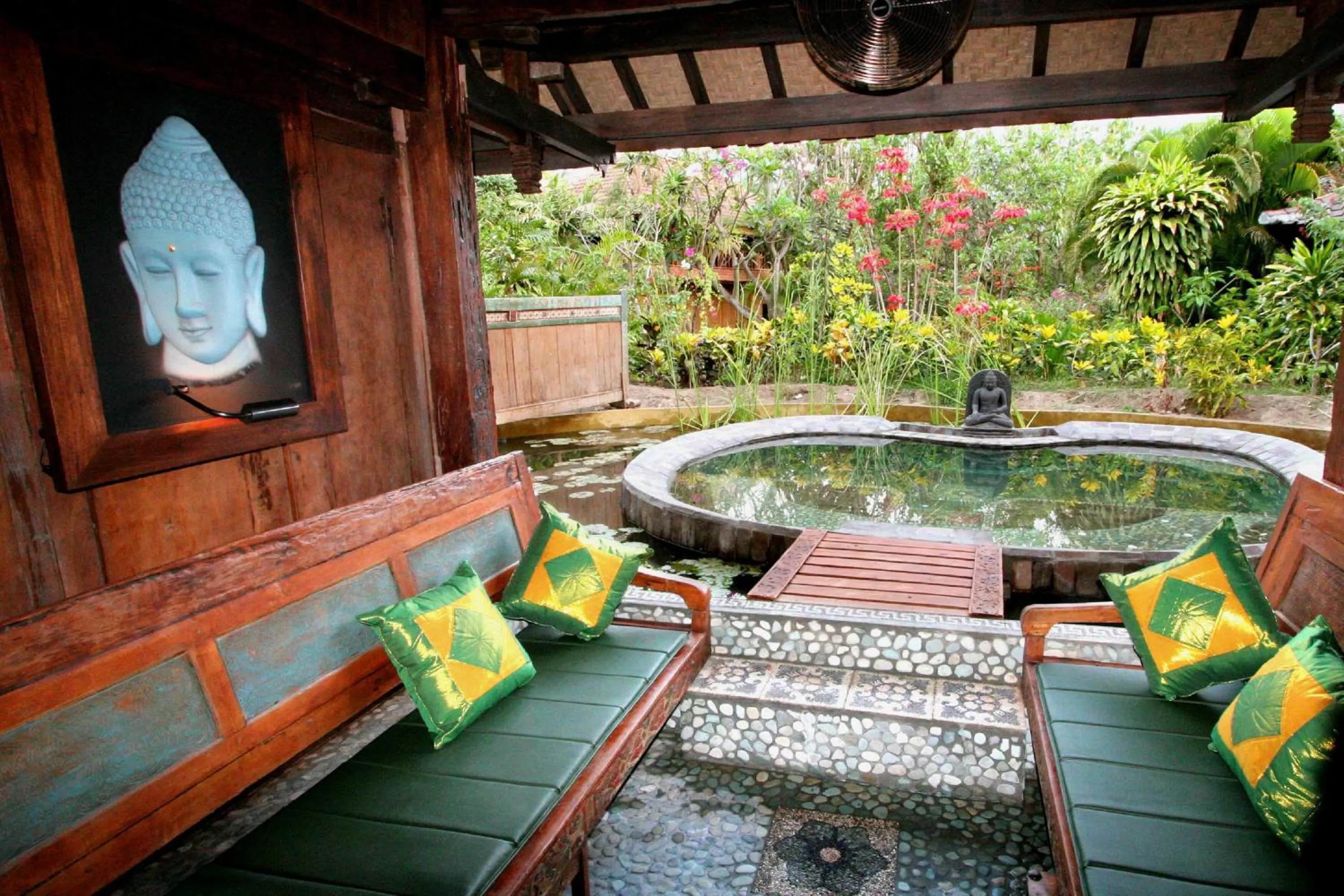 Swimming pool in Hotel Pondok Sari Beach & SPA Resort