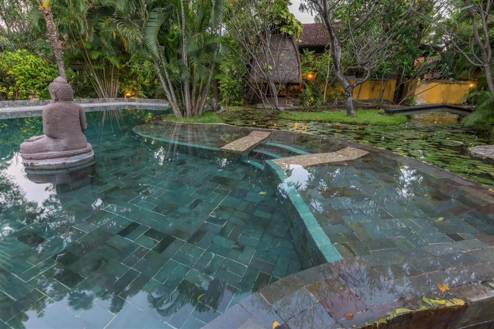 Swimming pool in Hotel Pondok Sari Beach & SPA Resort