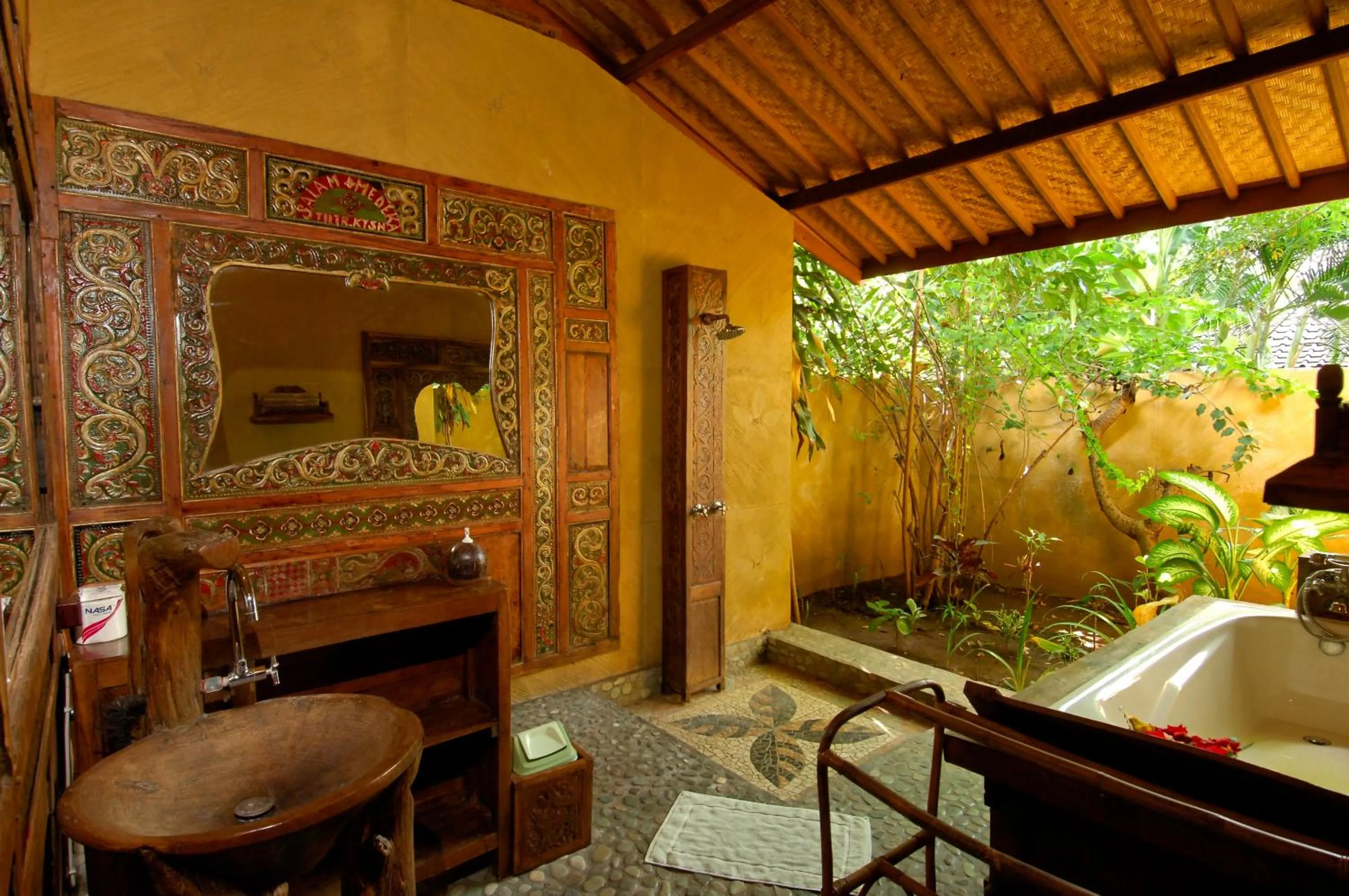 Bathroom in Hotel Pondok Sari Beach & SPA Resort