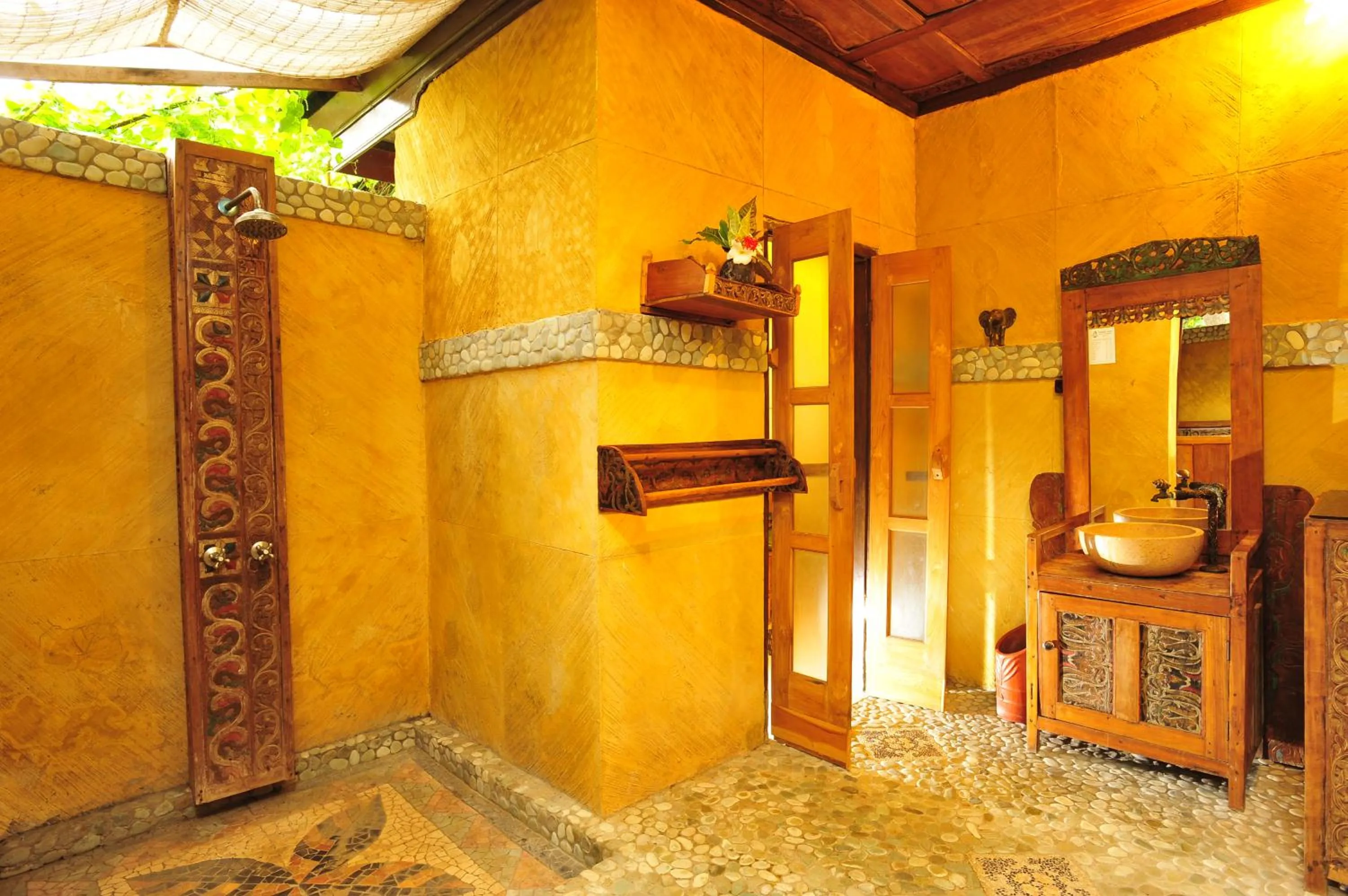 Bathroom in Hotel Pondok Sari Beach & SPA Resort