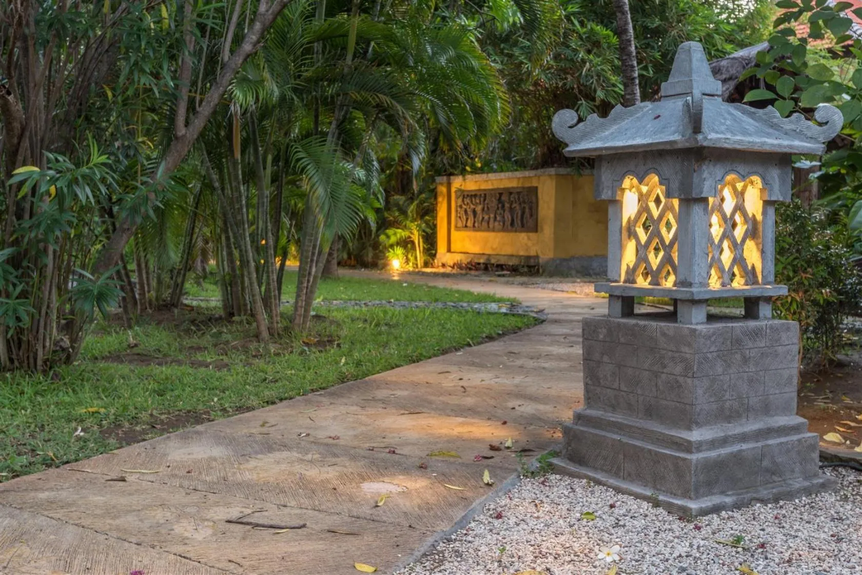 Garden in Hotel Pondok Sari Beach & SPA Resort