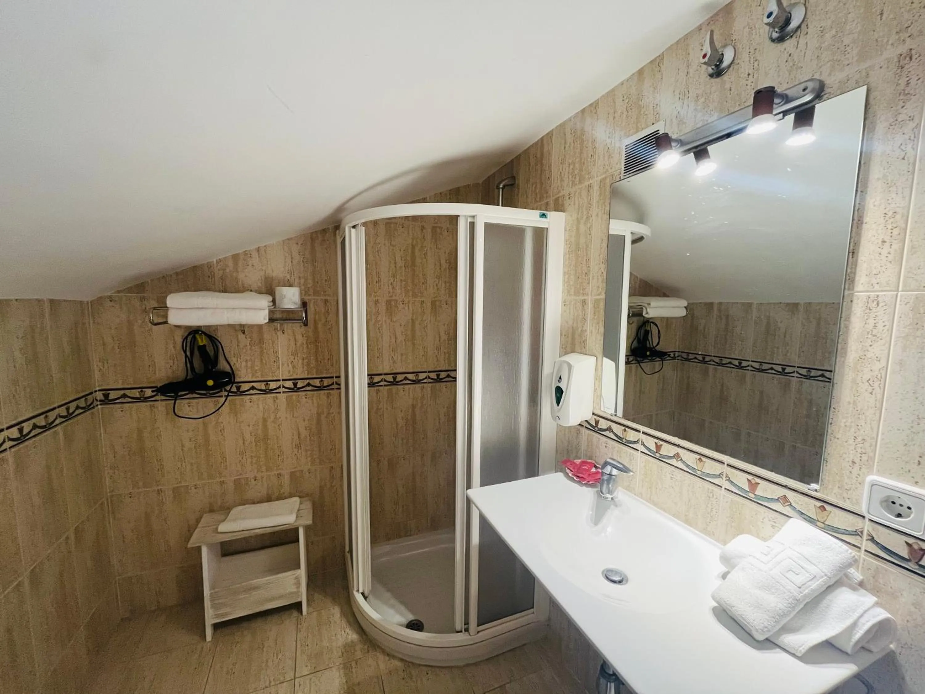 Shower in HOTEL MUSEO Lucainena