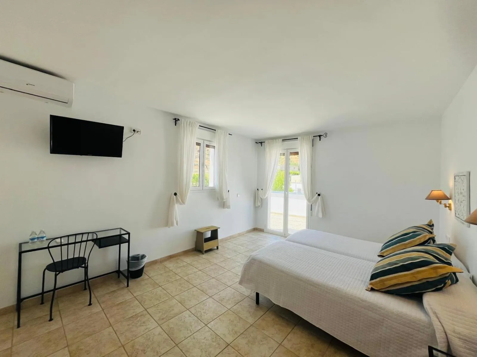 Bed in HOTEL MUSEO Lucainena