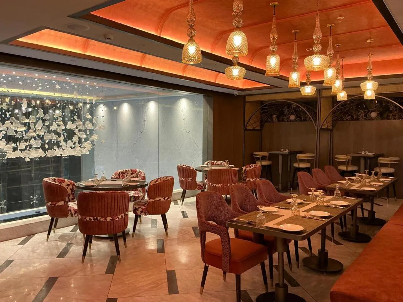 Restaurant/places to eat in Akino Luxury