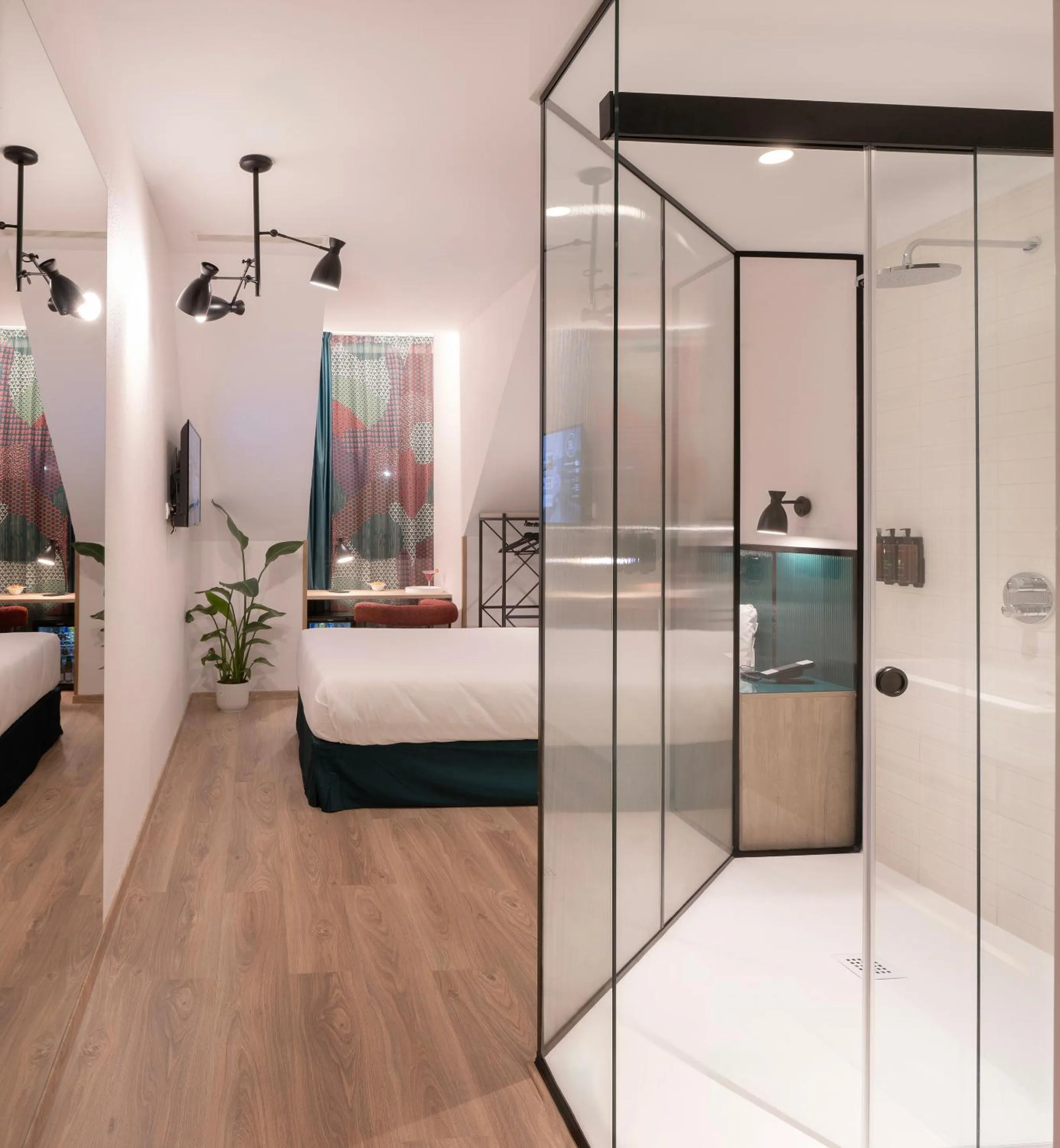 Shower, Bed in Axel Hotel Bilbao - Adults Only