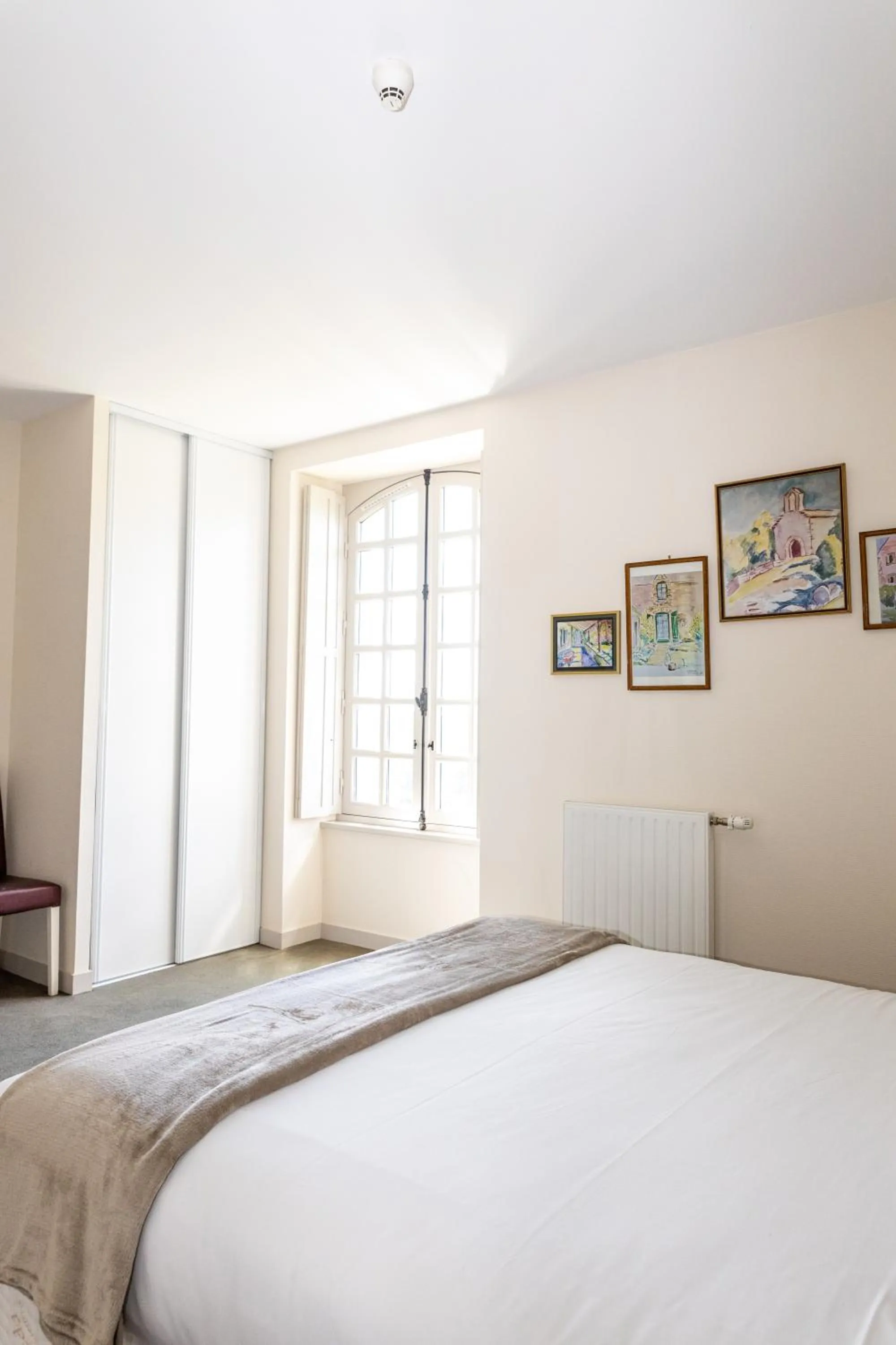 Photo of the whole room, Bed in Auberge le Prieuré des Gourmands