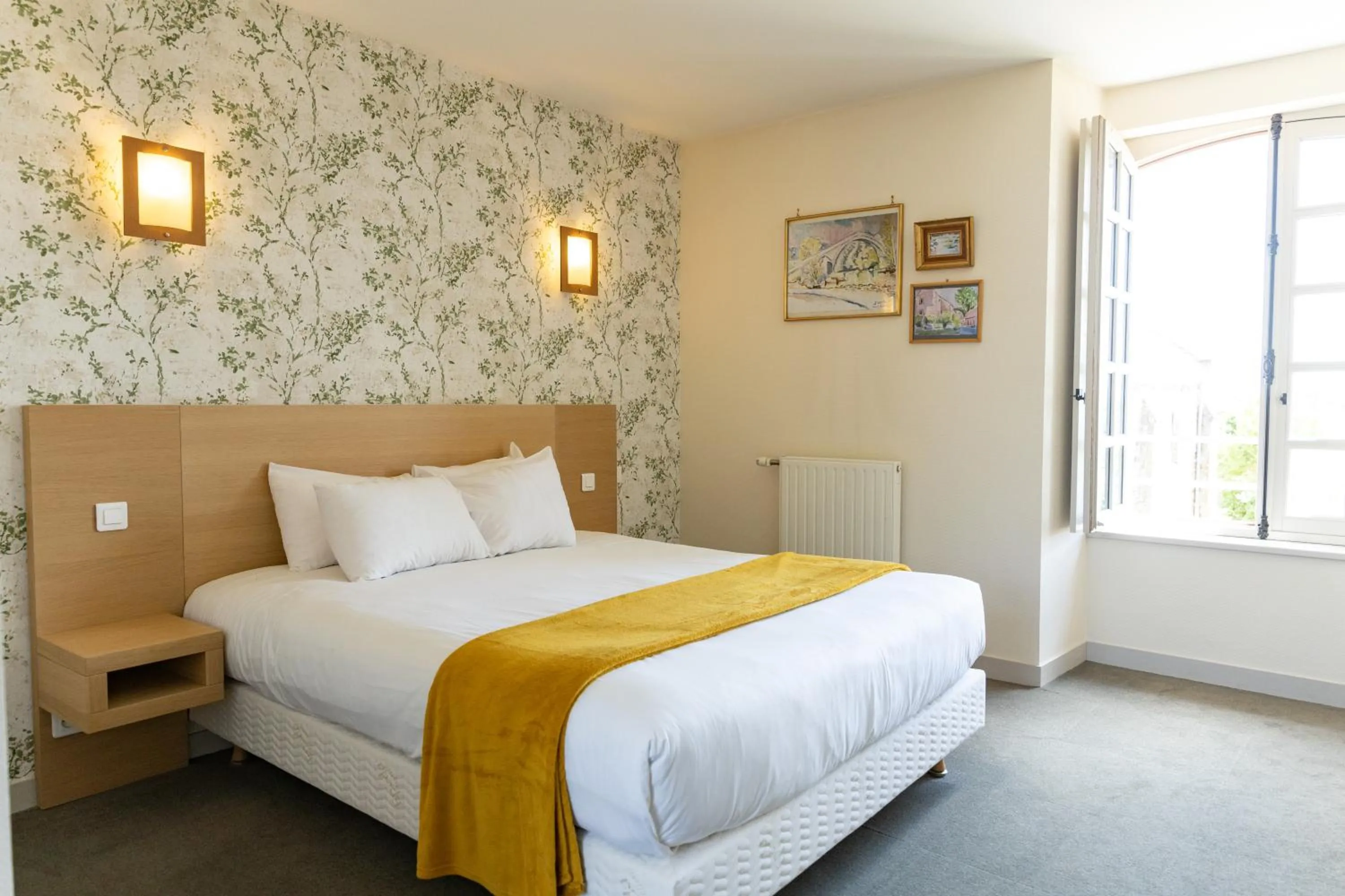 Bed in Auberge le Prieuré des Gourmands