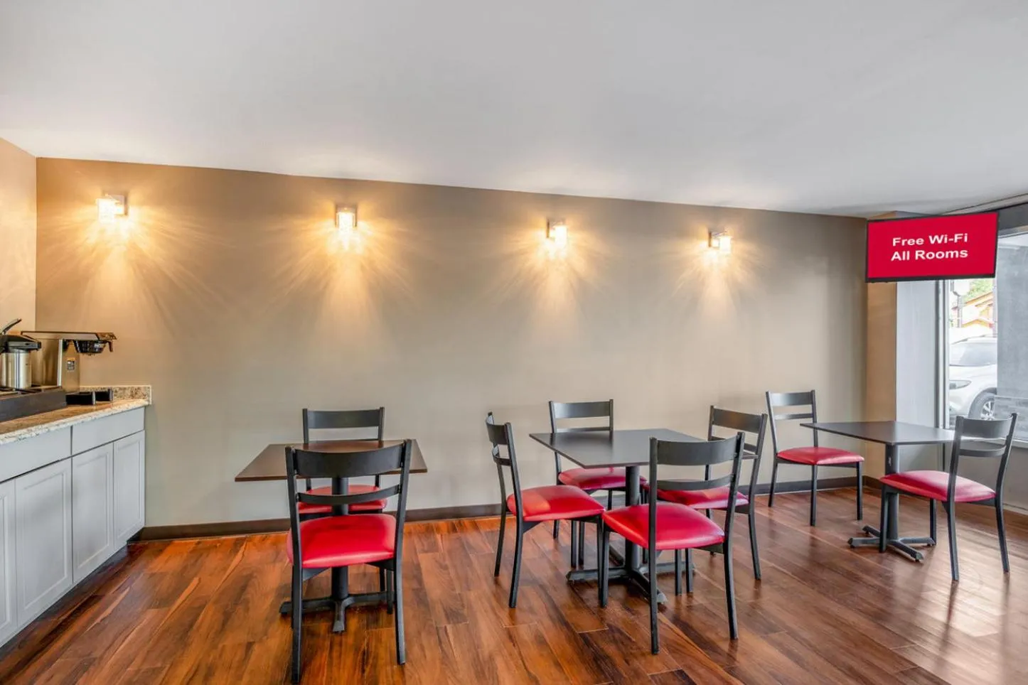 Lobby or reception in HomeTowne Studios by Red Roof Richmond - Airport Sandston