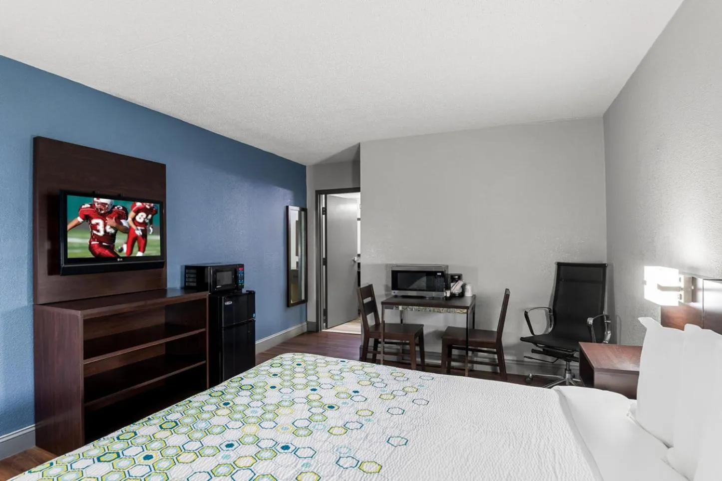 Photo of the whole room, Bed in HomeTowne Studios by Red Roof Richmond - Airport Sandston