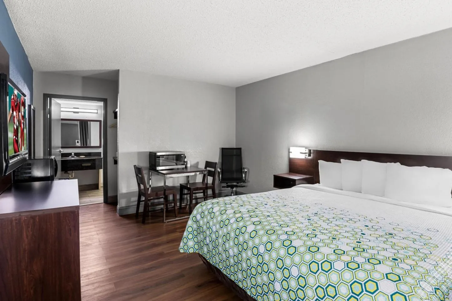 Photo of the whole room, Bed in HomeTowne Studios by Red Roof Richmond - Airport Sandston