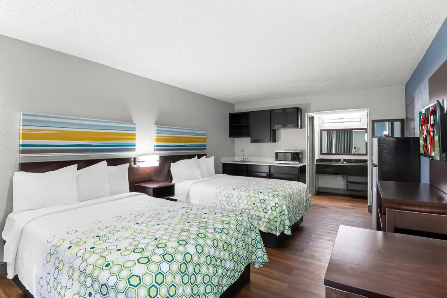 Photo of the whole room, Bed in HomeTowne Studios by Red Roof Richmond - Airport Sandston