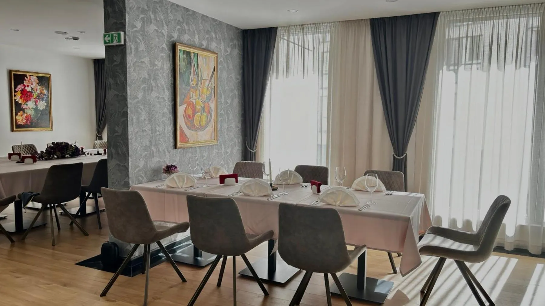 Restaurant/places to eat in Blue Star Luxury Hotel