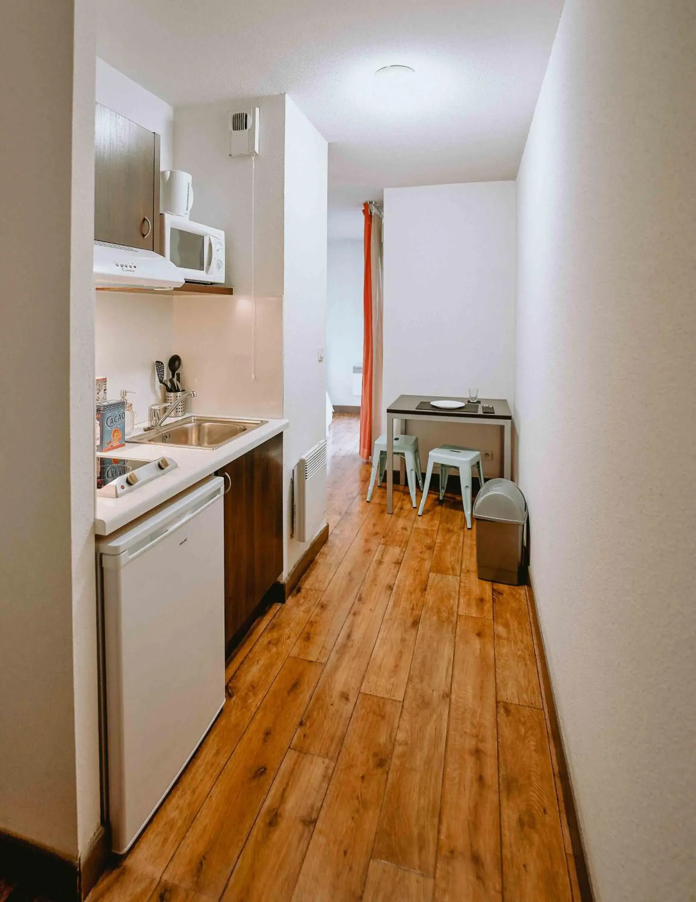 Double Room with Balcony in Zenao Appart Hôtel Nevers Quai de Loire Double Room with Balcony in Zenao Appart Hôtel Nevers Quai de Loire