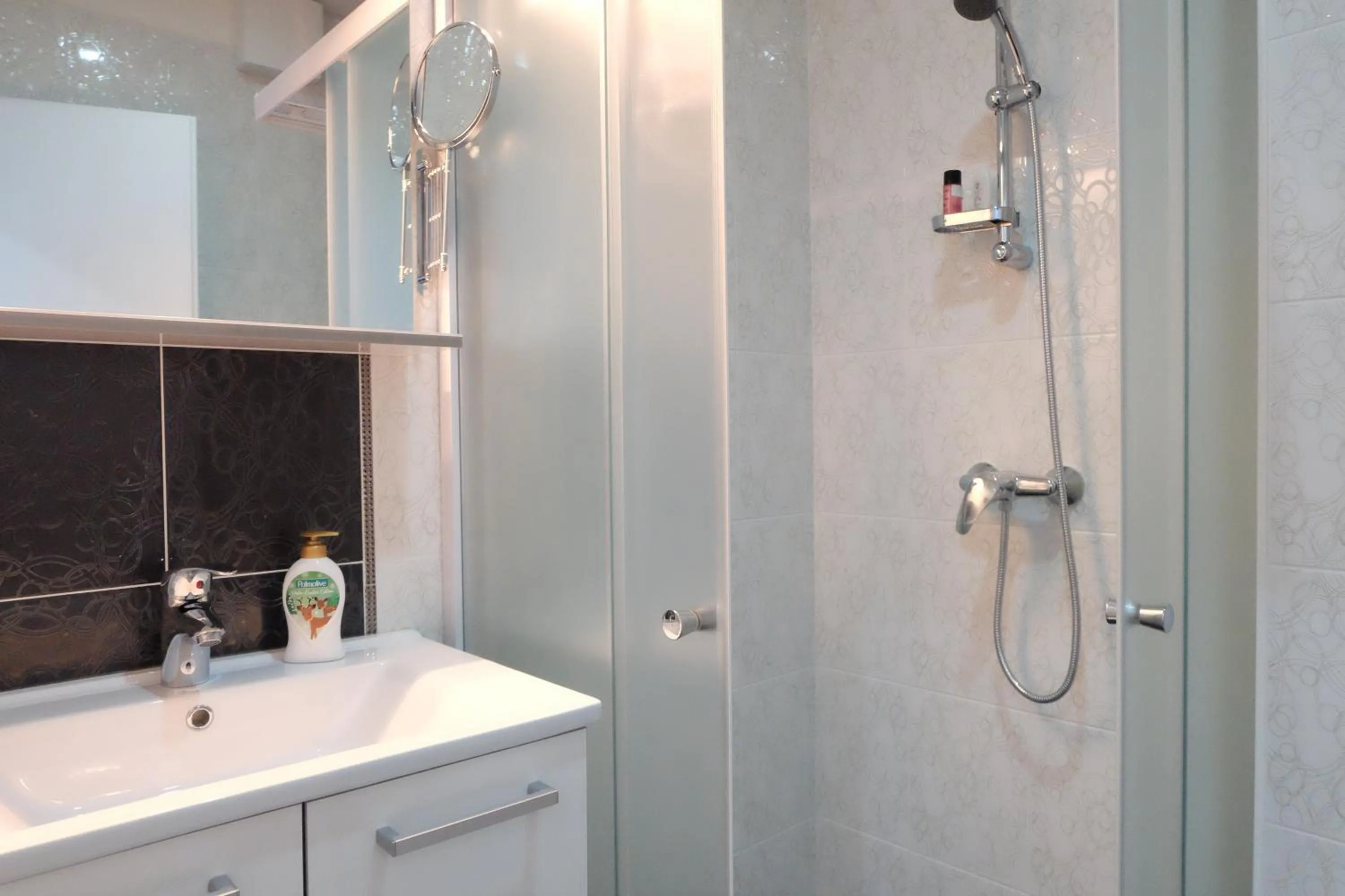 Shower in Luwiana Suites