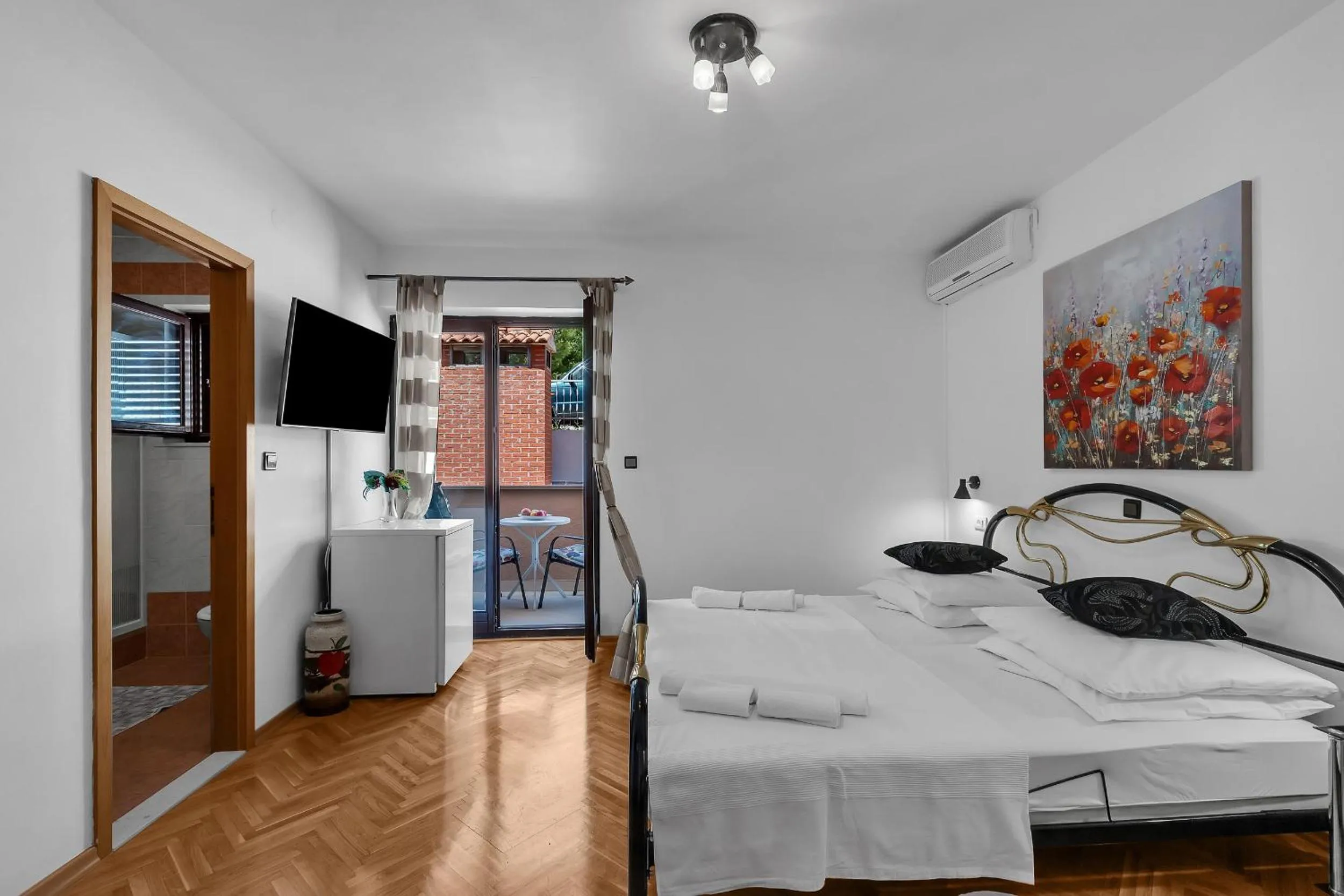Double Room with Mountain View in Guest House Lazeta