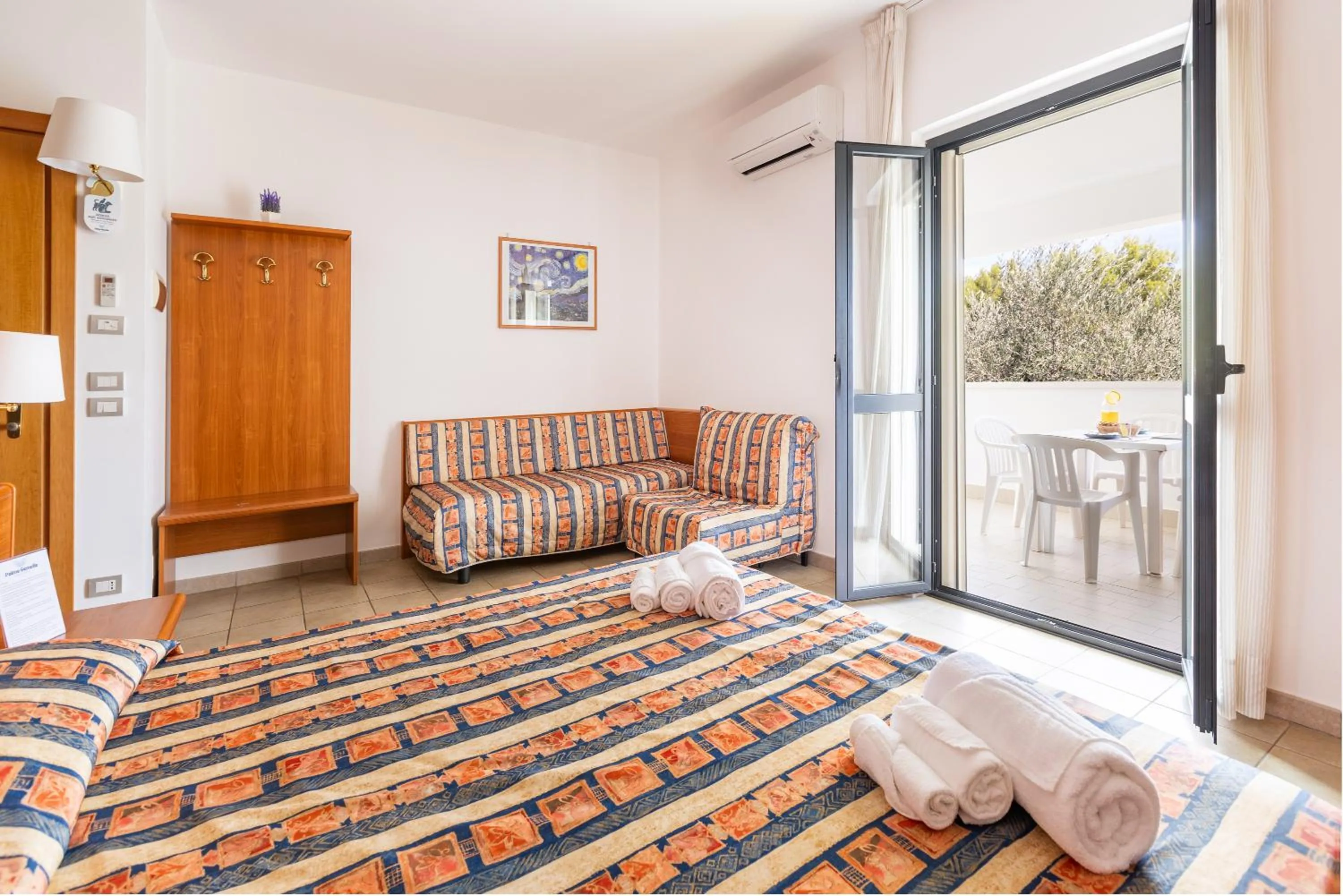 Balcony/Terrace, Bed in Hotel Palme Gemelle