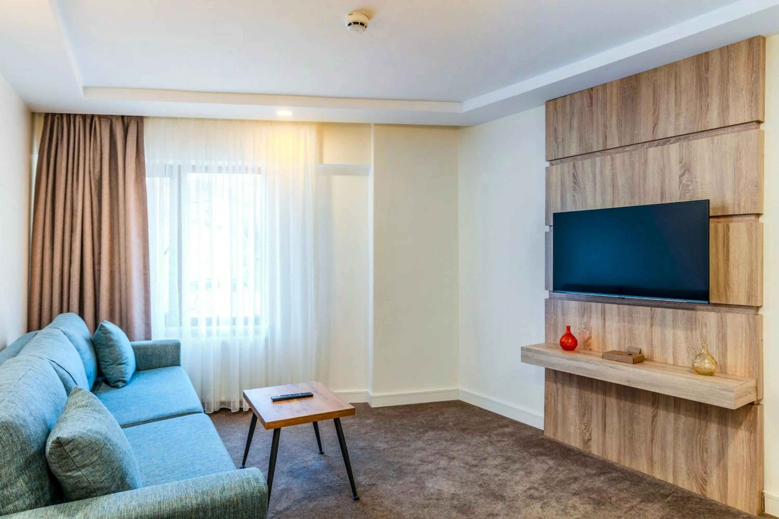 Communal lounge/ TV room in Roys Hotel & Suites