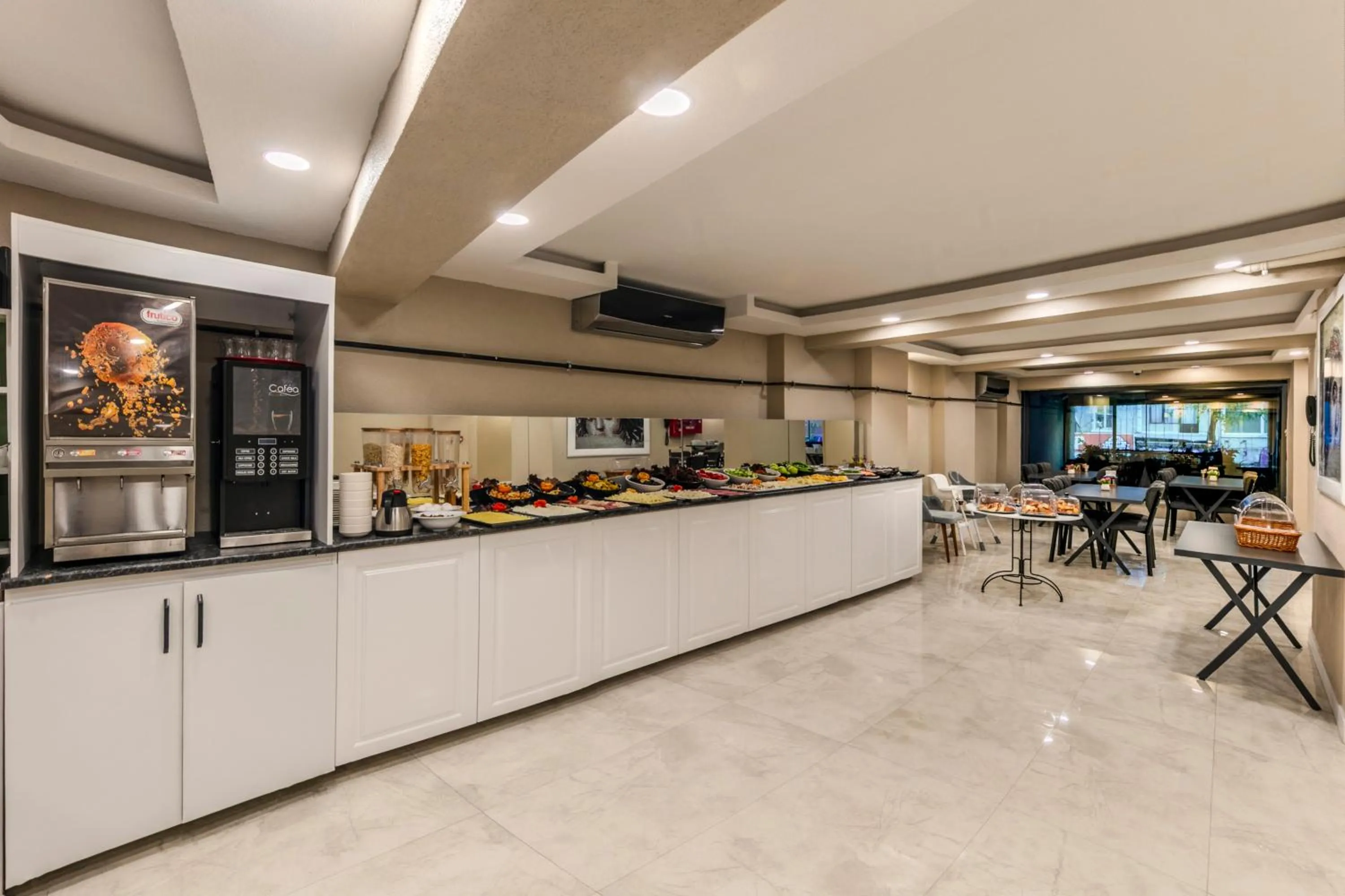 Breakfast in Roys Hotel & Suites